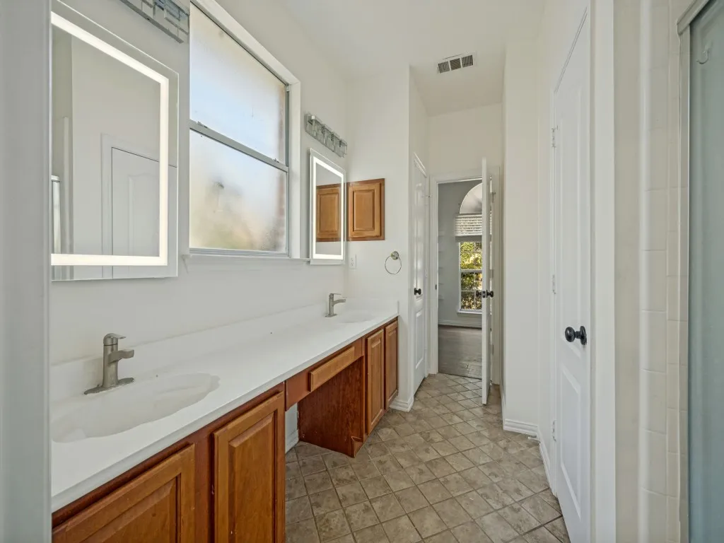 Single Family Residence For Sale in Tarrant County , 607 Biscayne Drive, Mansfield, Texas 76063, 5 Bedroom, 2 Bathroom, 2 Garage spaces, 2,729 Sqft, built in 2001, mls#21390472, Real Estate Agent in Mansfield, Homes For Sale in Tarrant county, Homes For Sale in Mansfield, Realtor in Mansfield Texas, Real Estate Brokerage Independent Realty Texas, Luminita Cordes Realtor