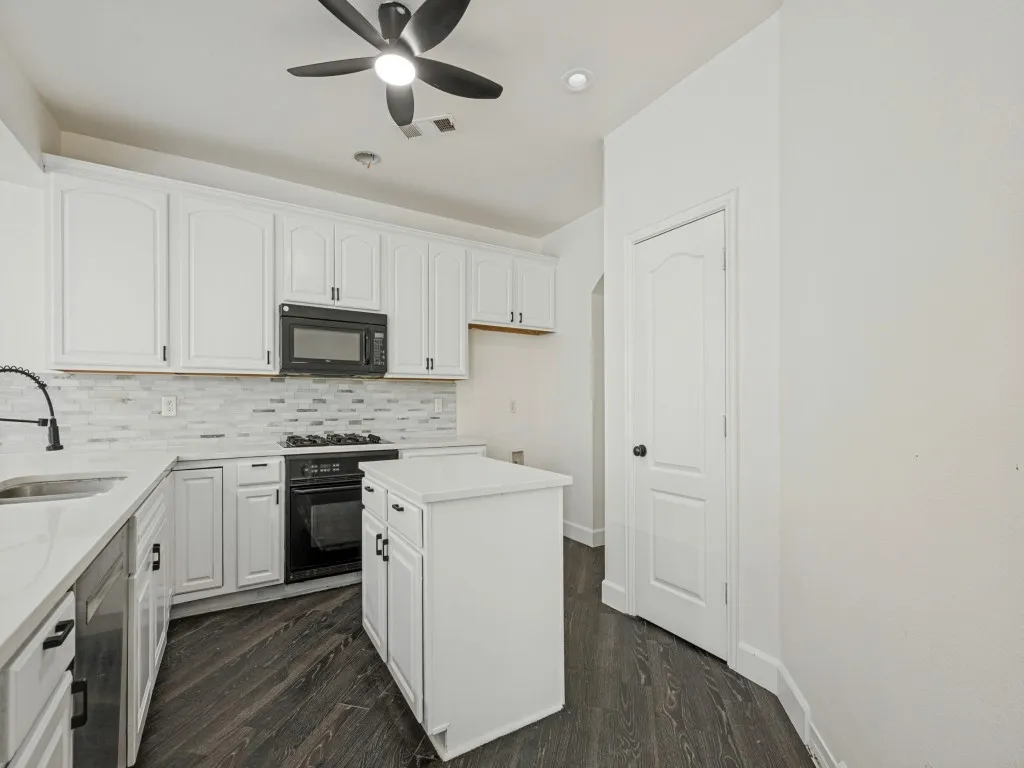Single Family Residence For Sale in Tarrant County , 607 Biscayne Drive, Mansfield, Texas 76063, 5 Bedroom, 2 Bathroom, 2 Garage spaces, 2,729 Sqft, built in 2001, mls#21390472, Real Estate Agent in Mansfield, Homes For Sale in Tarrant county, Homes For Sale in Mansfield, Realtor in Mansfield Texas, Real Estate Brokerage Independent Realty Texas, Luminita Cordes Realtor