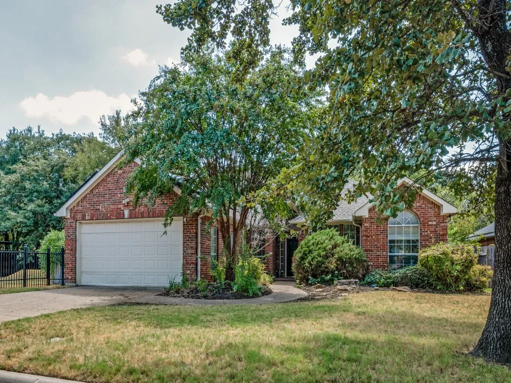Single Family Residence For Sale in Tarrant County , 607 Biscayne Drive, Mansfield, Texas 76063, 5 Bedroom, 2 Bathroom, 2 Garage spaces, 2,729 Sqft, built in 2001, mls#21390472, Real Estate Agent in Mansfield, Homes For Sale in Tarrant county, Homes For Sale in Mansfield, Realtor in Mansfield Texas, Real Estate Brokerage Independent Realty Texas, Luminita Cordes Realtor