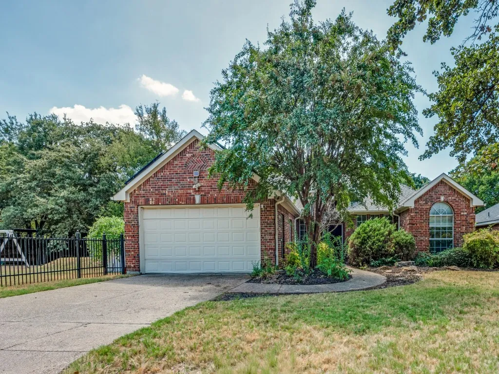 Single Family Residence For Sale in Tarrant County , 607 Biscayne Drive, Mansfield, Texas 76063, 5 Bedroom, 2 Bathroom, 2 Garage spaces, 2,729 Sqft, built in 2001, mls#21390472, Real Estate Agent in Mansfield, Homes For Sale in Tarrant county, Homes For Sale in Mansfield, Realtor in Mansfield Texas, Real Estate Brokerage Independent Realty Texas, Luminita Cordes Realtor