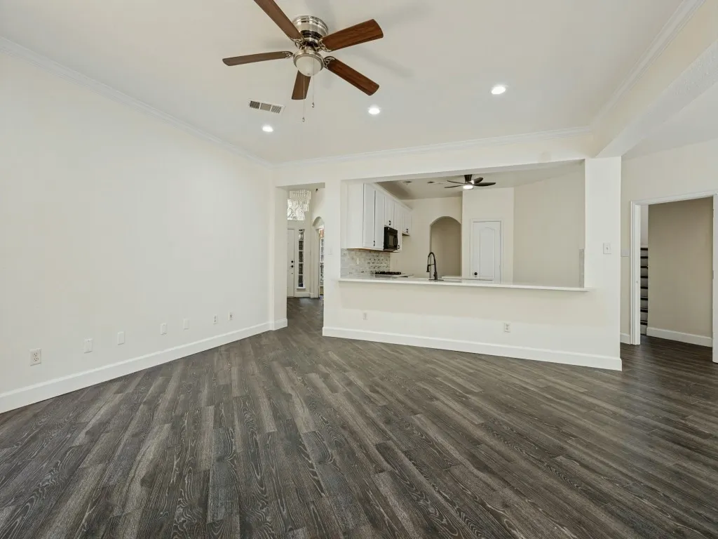 Single Family Residence For Sale in Tarrant County , 607 Biscayne Drive, Mansfield, Texas 76063, 5 Bedroom, 2 Bathroom, 2 Garage spaces, 2,729 Sqft, built in 2001, mls#21390472, Real Estate Agent in Mansfield, Homes For Sale in Tarrant county, Homes For Sale in Mansfield, Realtor in Mansfield Texas, Real Estate Brokerage Independent Realty Texas, Luminita Cordes Realtor