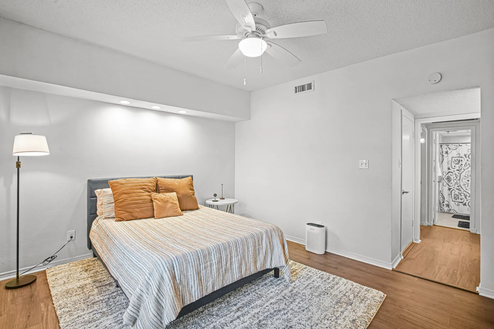 Condominium For Sale in Tarrant County , 4438 Harlanwood Drive 211, Fort Worth, Texas 76109, 1 Bedroom, 1 Bathroom, Garage spaces, 764 Sqft, built in 1969, mls#21386923, Real Estate Agent in Fort Worth, Homes For Sale in Tarrant county, Homes For Sale in Fort Worth, Realtor in Fort Worth Texas, Real Estate Brokerage Independent Realty Texas, Luminita Cordes Realtor