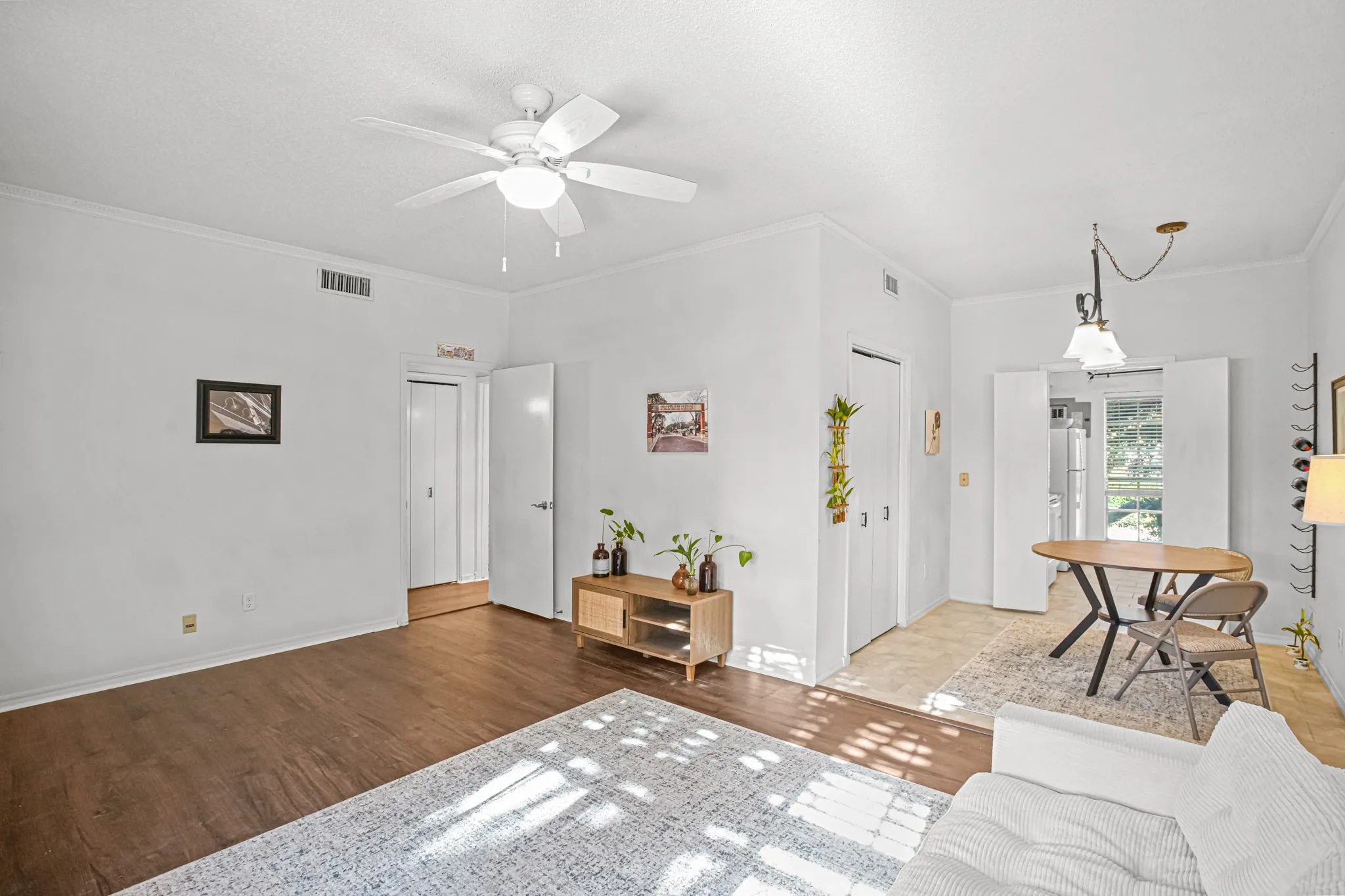 Condominium For Sale in Tarrant County , 4438 Harlanwood Drive 211, Fort Worth, Texas 76109, 1 Bedroom, 1 Bathroom, Garage spaces, 764 Sqft, built in 1969, mls#21386923, Real Estate Agent in Fort Worth, Homes For Sale in Tarrant county, Homes For Sale in Fort Worth, Realtor in Fort Worth Texas, Real Estate Brokerage Independent Realty Texas, Luminita Cordes Realtor