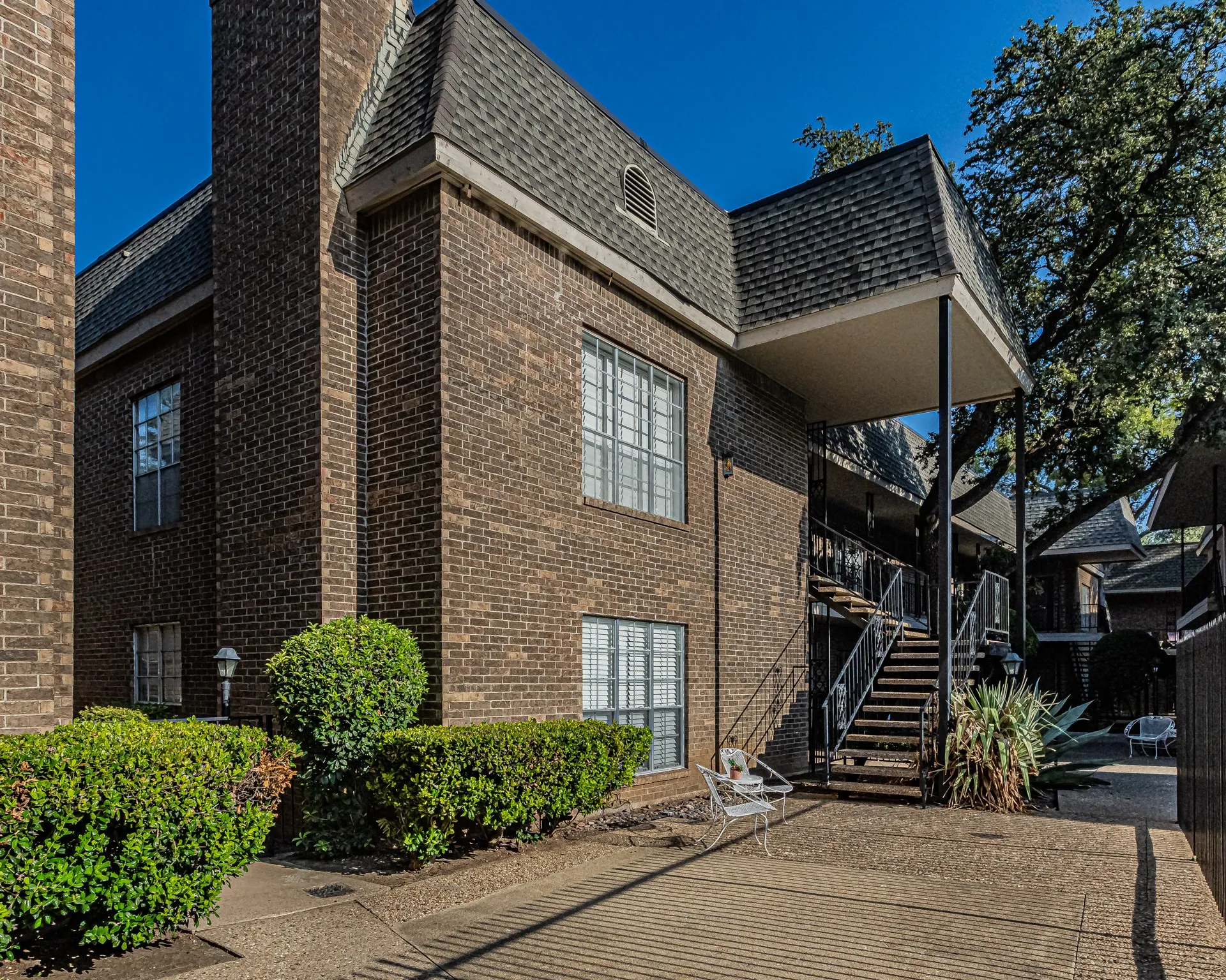 Condominium For Sale in Tarrant County , 4438 Harlanwood Drive 211, Fort Worth, Texas 76109, 1 Bedroom, 1 Bathroom, Garage spaces, 764 Sqft, built in 1969, mls#21386923, Real Estate Agent in Fort Worth, Homes For Sale in Tarrant county, Homes For Sale in Fort Worth, Realtor in Fort Worth Texas, Real Estate Brokerage Independent Realty Texas, Luminita Cordes Realtor