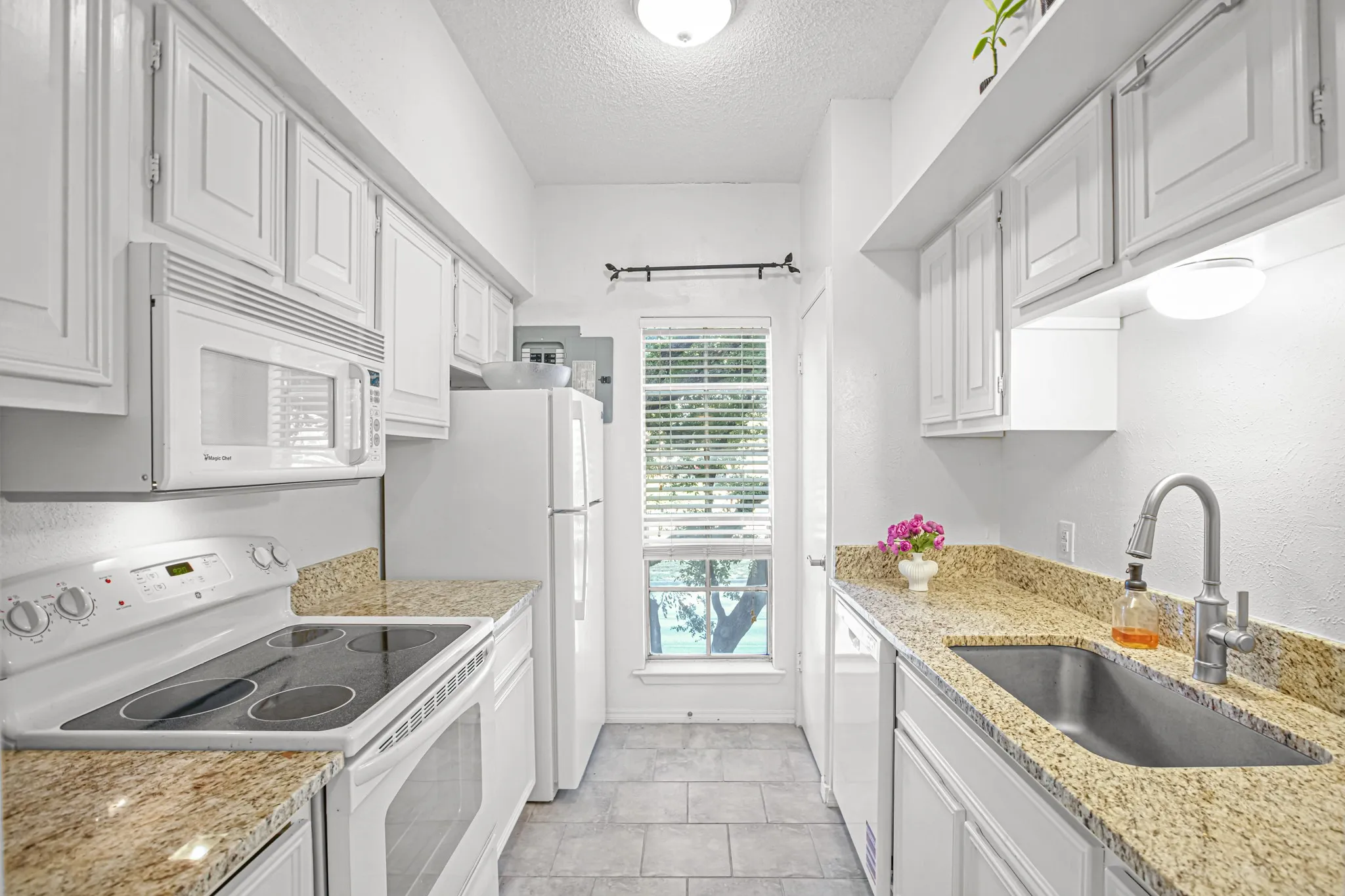 Condominium For Sale in Tarrant County , 4438 Harlanwood Drive 211, Fort Worth, Texas 76109, 1 Bedroom, 1 Bathroom, Garage spaces, 764 Sqft, built in 1969, mls#21386923, Real Estate Agent in Fort Worth, Homes For Sale in Tarrant county, Homes For Sale in Fort Worth, Realtor in Fort Worth Texas, Real Estate Brokerage Independent Realty Texas, Luminita Cordes Realtor