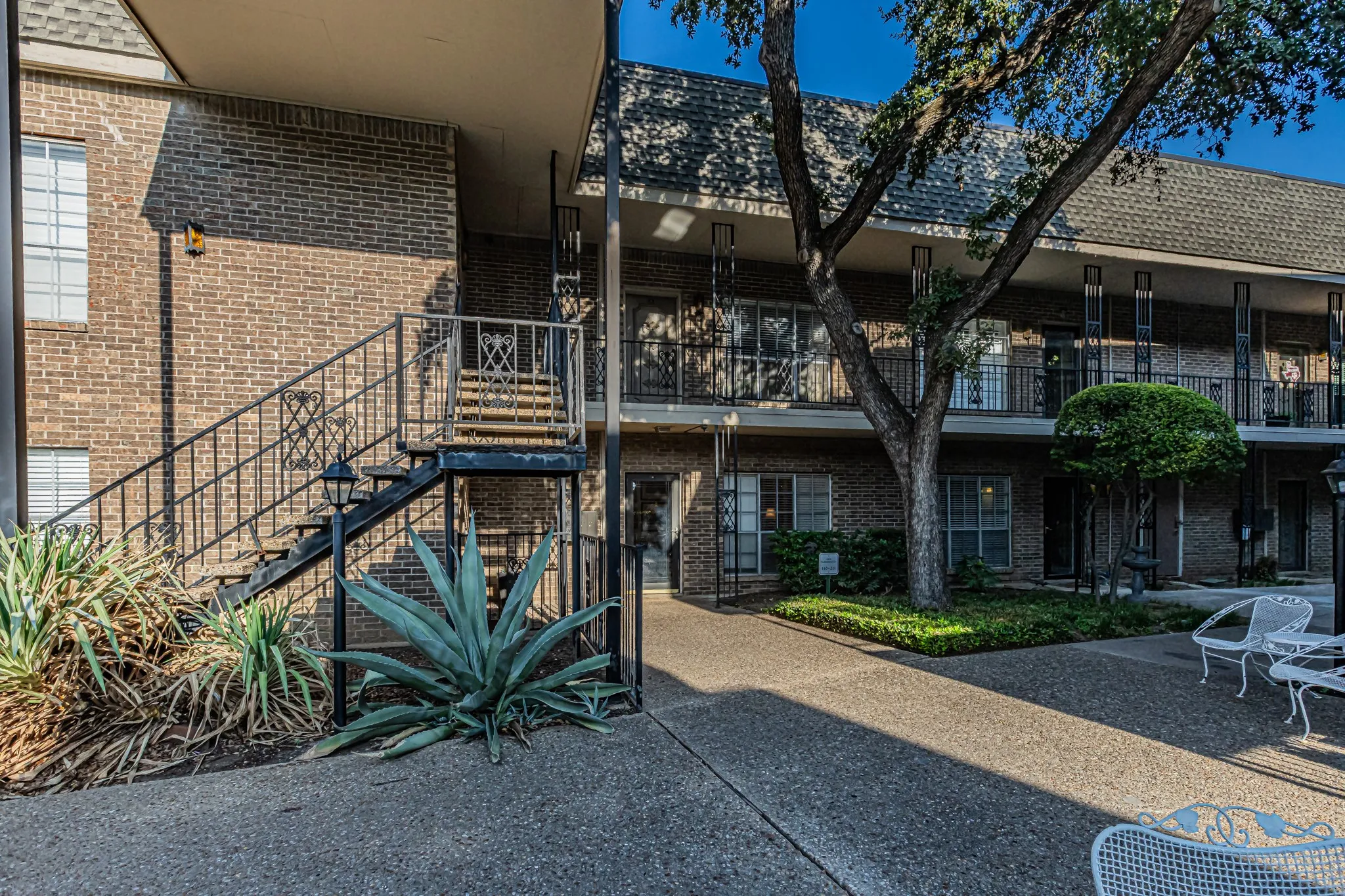 Condominium For Sale in Tarrant County , 4438 Harlanwood Drive 211, Fort Worth, Texas 76109, 1 Bedroom, 1 Bathroom, Garage spaces, 764 Sqft, built in 1969, mls#21386923, Real Estate Agent in Fort Worth, Homes For Sale in Tarrant county, Homes For Sale in Fort Worth, Realtor in Fort Worth Texas, Real Estate Brokerage Independent Realty Texas, Luminita Cordes Realtor