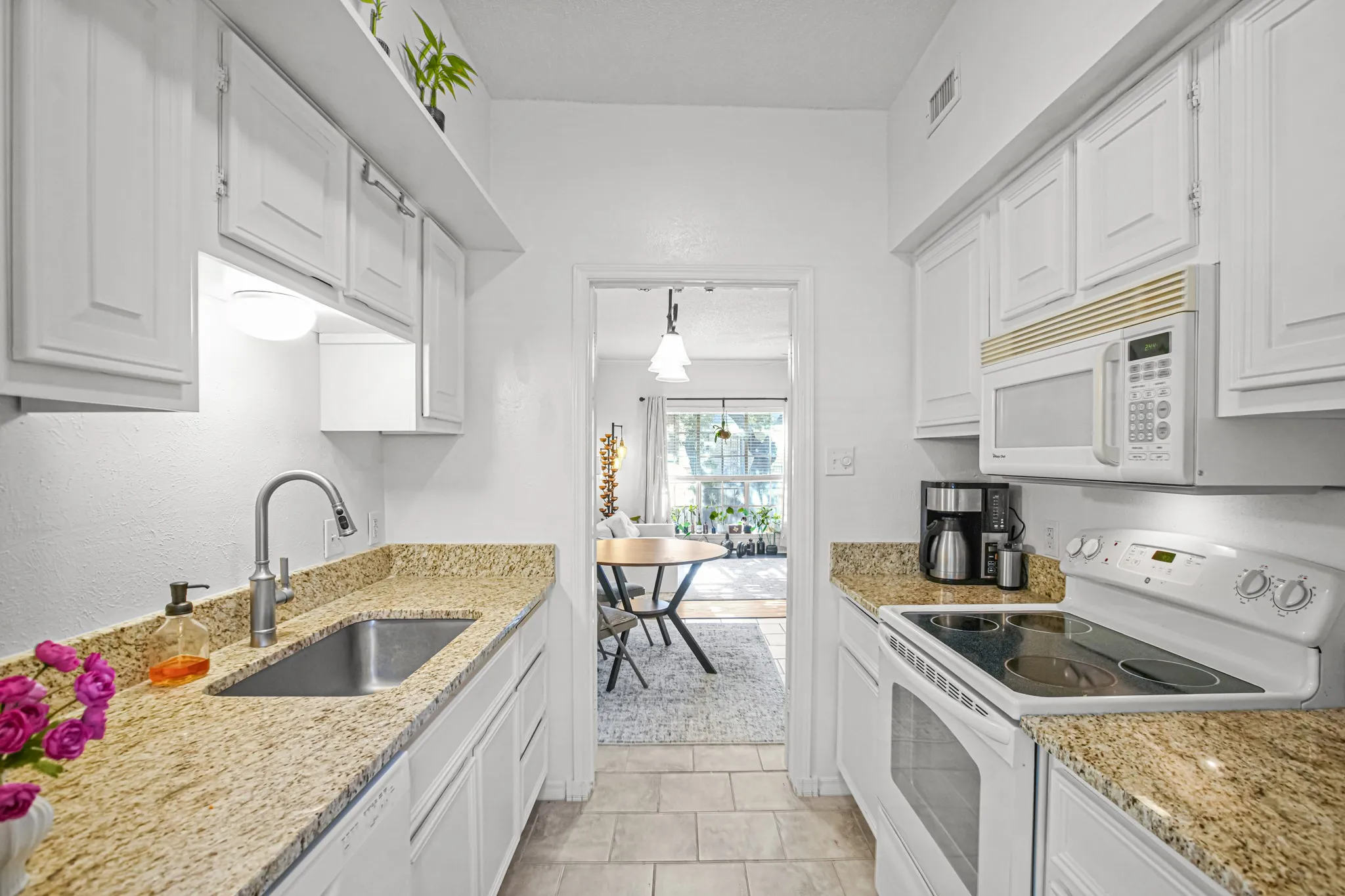 Condominium For Sale in Tarrant County , 4438 Harlanwood Drive 211, Fort Worth, Texas 76109, 1 Bedroom, 1 Bathroom, Garage spaces, 764 Sqft, built in 1969, mls#21386923, Real Estate Agent in Fort Worth, Homes For Sale in Tarrant county, Homes For Sale in Fort Worth, Realtor in Fort Worth Texas, Real Estate Brokerage Independent Realty Texas, Luminita Cordes Realtor
