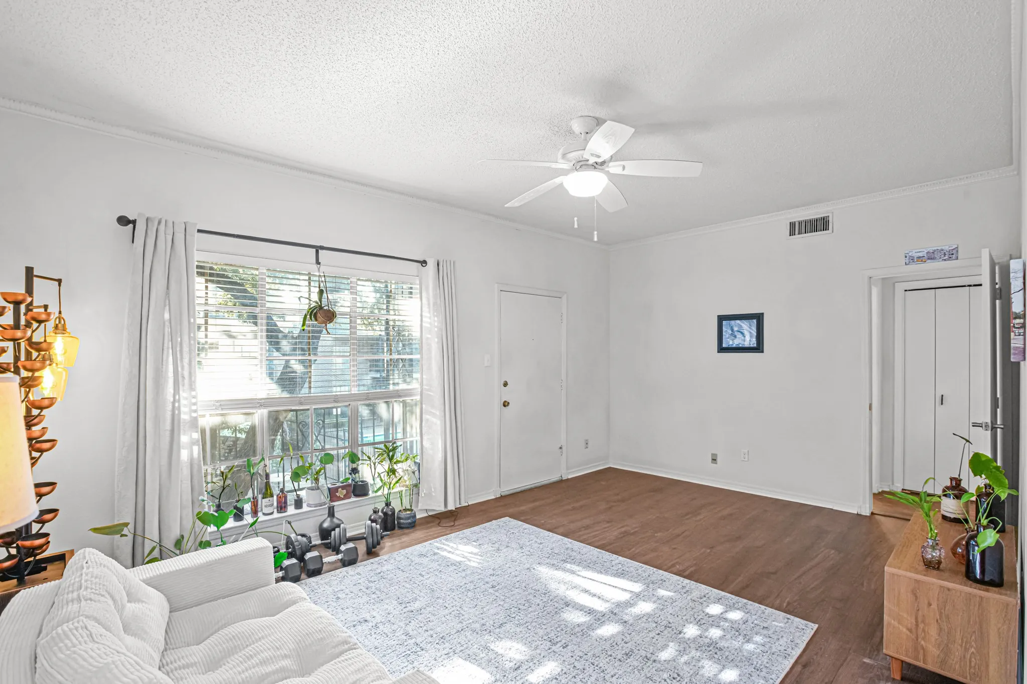 Condominium For Sale in Tarrant County , 4438 Harlanwood Drive 211, Fort Worth, Texas 76109, 1 Bedroom, 1 Bathroom, Garage spaces, 764 Sqft, built in 1969, mls#21386923, Real Estate Agent in Fort Worth, Homes For Sale in Tarrant county, Homes For Sale in Fort Worth, Realtor in Fort Worth Texas, Real Estate Brokerage Independent Realty Texas, Luminita Cordes Realtor