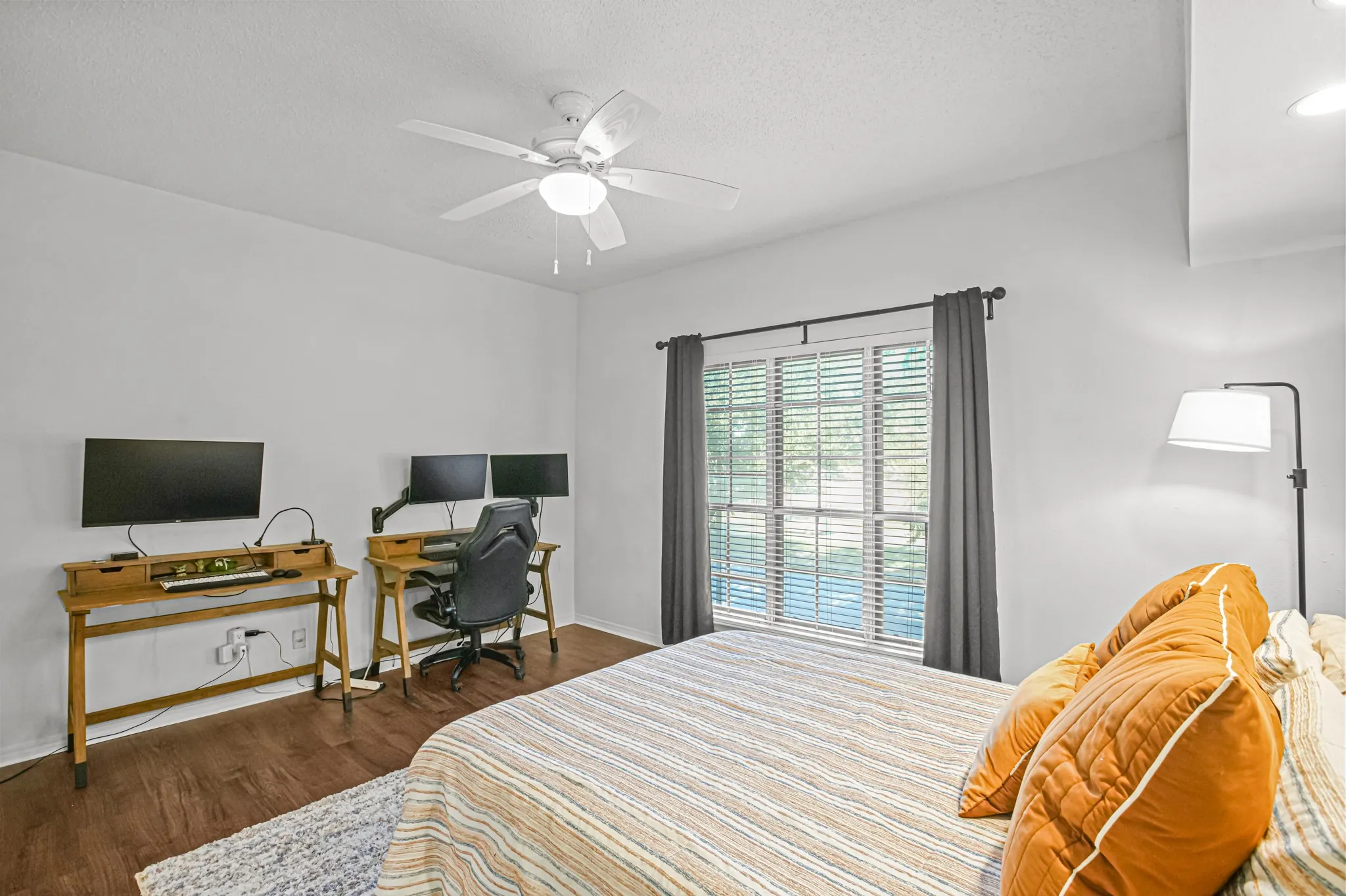 Condominium For Sale in Tarrant County , 4438 Harlanwood Drive 211, Fort Worth, Texas 76109, 1 Bedroom, 1 Bathroom, Garage spaces, 764 Sqft, built in 1969, mls#21386923, Real Estate Agent in Fort Worth, Homes For Sale in Tarrant county, Homes For Sale in Fort Worth, Realtor in Fort Worth Texas, Real Estate Brokerage Independent Realty Texas, Luminita Cordes Realtor