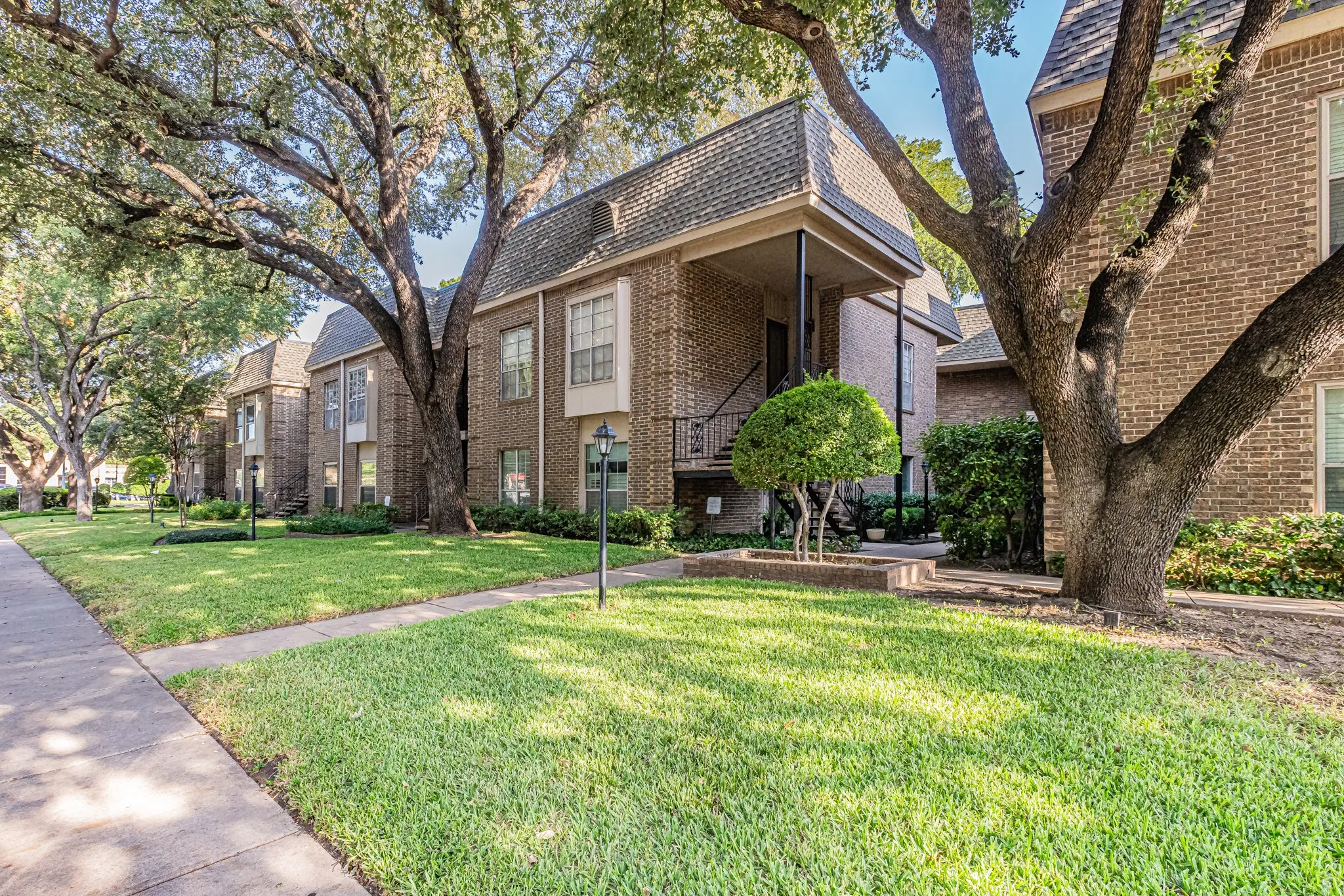 Condominium For Sale in Tarrant County , 4438 Harlanwood Drive 211, Fort Worth, Texas 76109, 1 Bedroom, 1 Bathroom, Garage spaces, 764 Sqft, built in 1969, mls#21386923, Real Estate Agent in Fort Worth, Homes For Sale in Tarrant county, Homes For Sale in Fort Worth, Realtor in Fort Worth Texas, Real Estate Brokerage Independent Realty Texas, Luminita Cordes Realtor