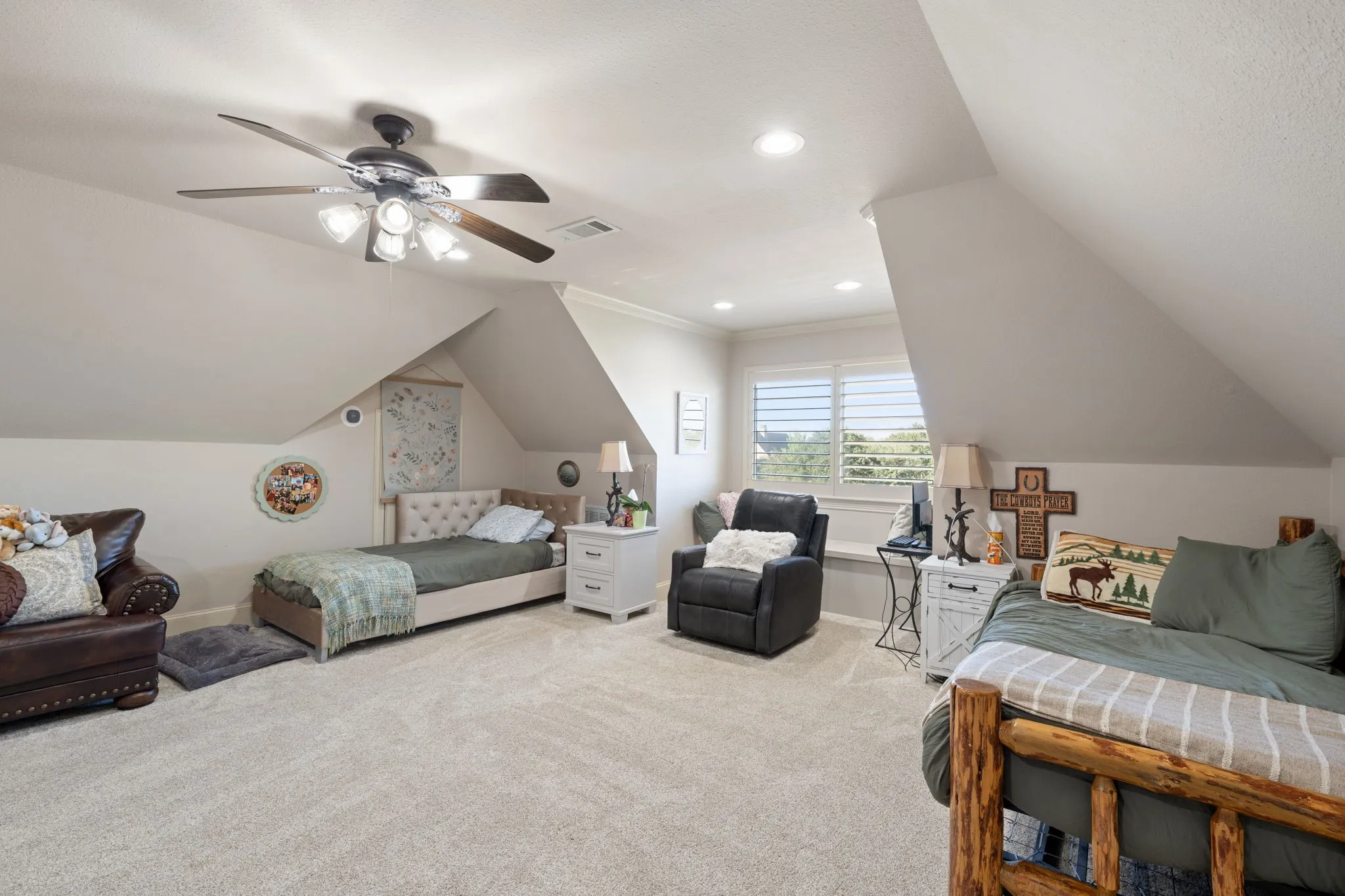 Single Family Residence For Sale in Rockwall County , 1 Clements Court, Heath, Texas 75032, 4 Bedroom, 3 Bathroom, 3 Garage spaces, 3,996 Sqft, built in 2004, mls#21382672, Real Estate Agent in Heath, Homes For Sale in Rockwall county, Homes For Sale in Heath, Realtor in Heath Texas, Real Estate Brokerage Independent Realty Texas, Luminita Cordes Realtor