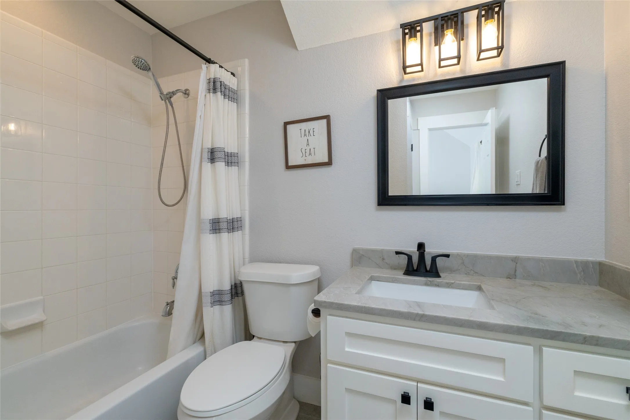 Guest bedroom en suite bathroom