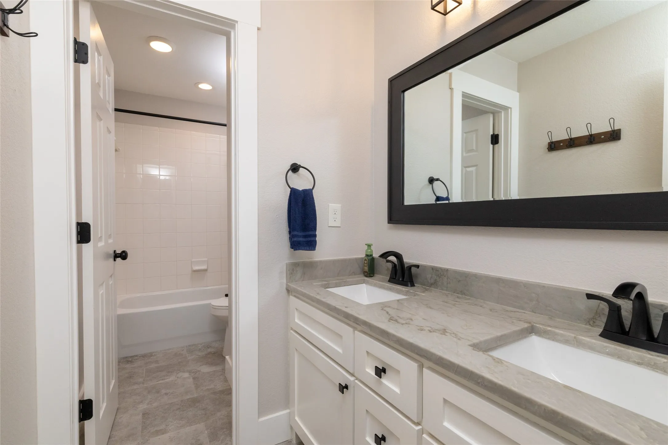 Full bathroom upstairs for bedroom 3 and 4