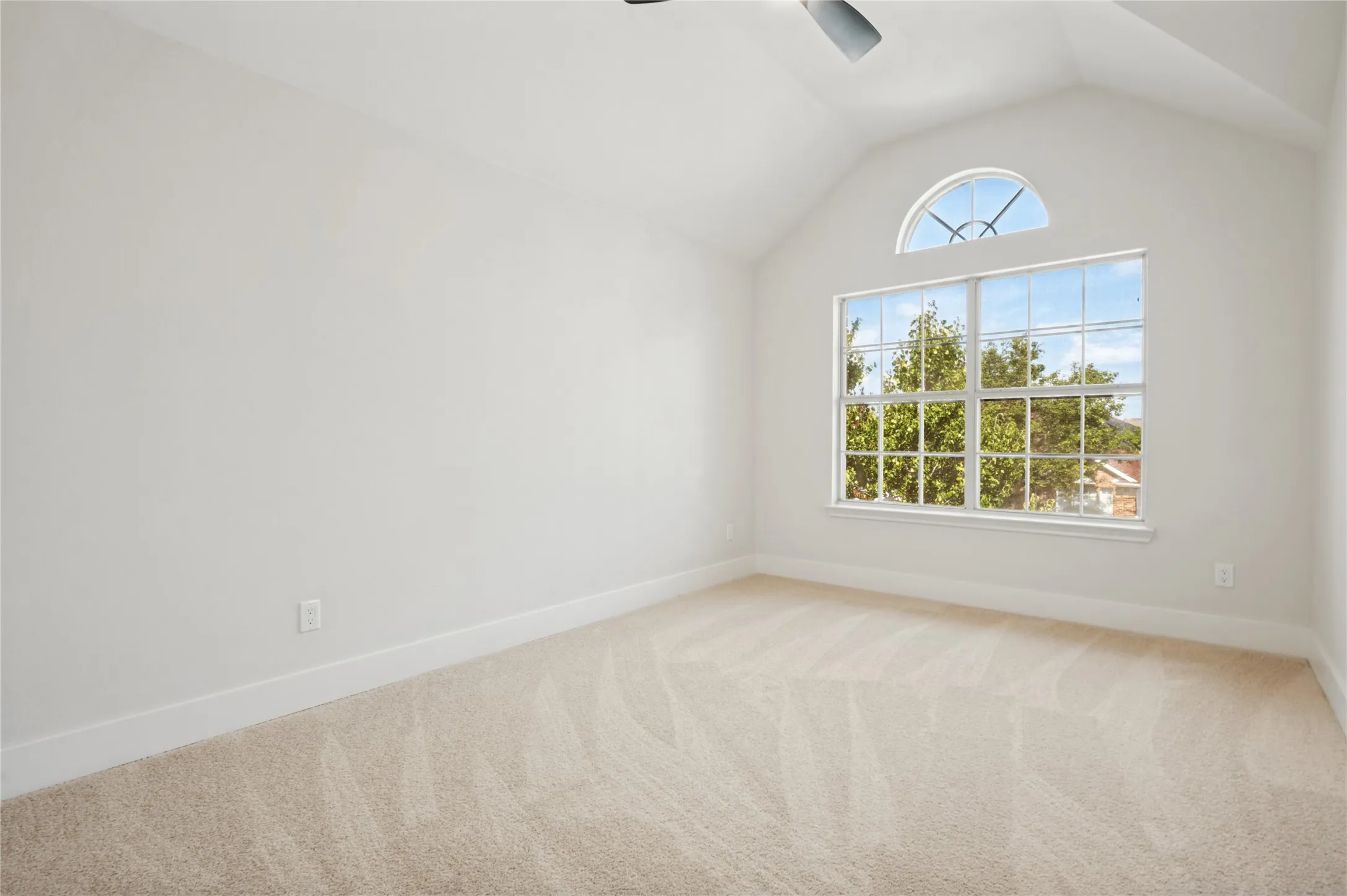 Single Family Residence For Sale in Tarrant County , 8211 Shoshoni Drive, Arlington, Texas 76002, 5 Bedroom, 3 Bathroom, 2 Garage spaces, 2,778 Sqft, built in 2000, mls#21388981, Real Estate Agent in Arlington, Homes For Sale in Tarrant county, Homes For Sale in Arlington, Realtor in Arlington Texas, Real Estate Brokerage Independent Realty Texas, Luminita Cordes Realtor