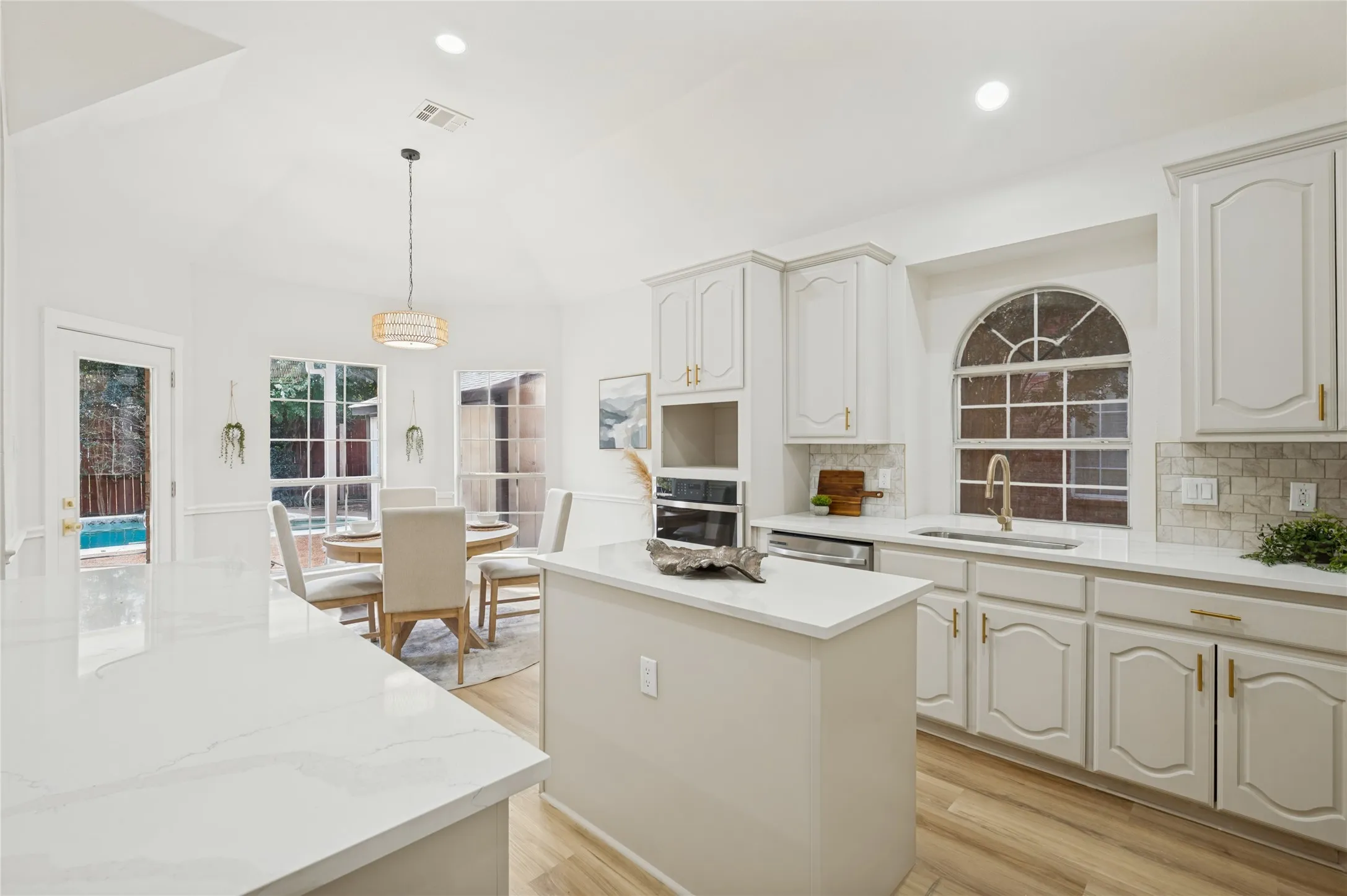 Single Family Residence For Sale in Tarrant County , 8211 Shoshoni Drive, Arlington, Texas 76002, 5 Bedroom, 3 Bathroom, 2 Garage spaces, 2,778 Sqft, built in 2000, mls#21388981, Real Estate Agent in Arlington, Homes For Sale in Tarrant county, Homes For Sale in Arlington, Realtor in Arlington Texas, Real Estate Brokerage Independent Realty Texas, Luminita Cordes Realtor