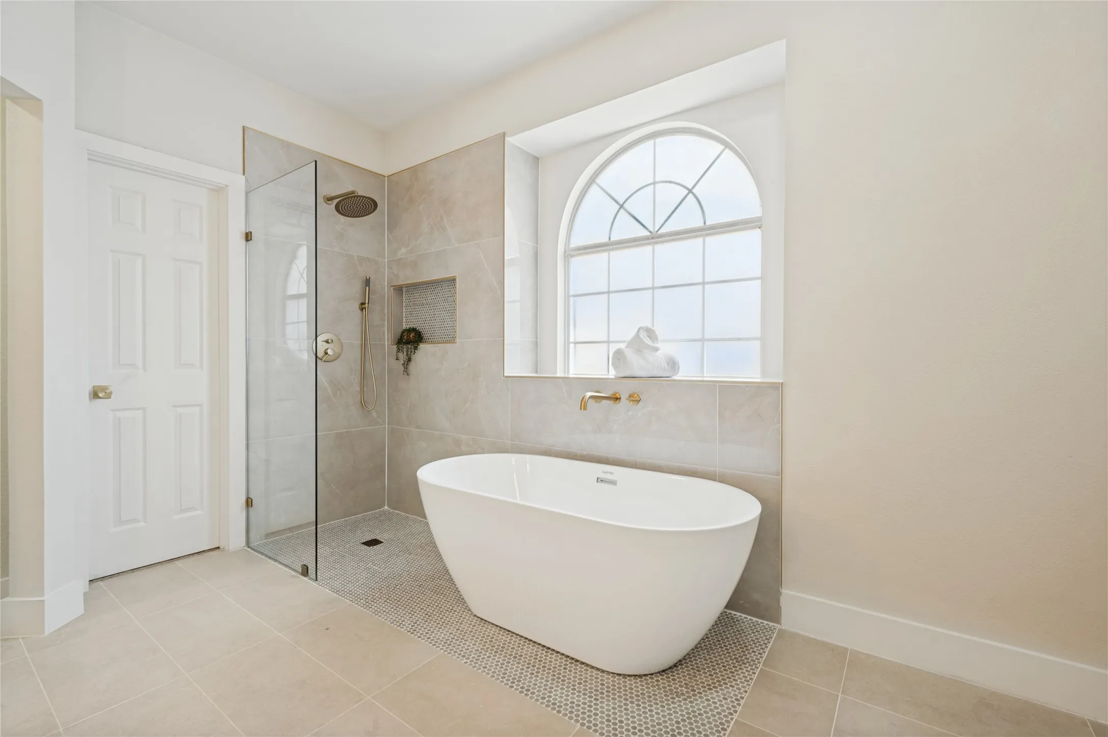 Single Family Residence For Sale in Tarrant County , 8211 Shoshoni Drive, Arlington, Texas 76002, 5 Bedroom, 3 Bathroom, 2 Garage spaces, 2,778 Sqft, built in 2000, mls#21388981, Real Estate Agent in Arlington, Homes For Sale in Tarrant county, Homes For Sale in Arlington, Realtor in Arlington Texas, Real Estate Brokerage Independent Realty Texas, Luminita Cordes Realtor