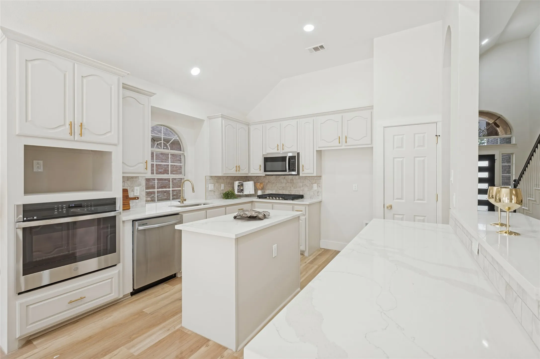 Single Family Residence For Sale in Tarrant County , 8211 Shoshoni Drive, Arlington, Texas 76002, 5 Bedroom, 3 Bathroom, 2 Garage spaces, 2,778 Sqft, built in 2000, mls#21388981, Real Estate Agent in Arlington, Homes For Sale in Tarrant county, Homes For Sale in Arlington, Realtor in Arlington Texas, Real Estate Brokerage Independent Realty Texas, Luminita Cordes Realtor