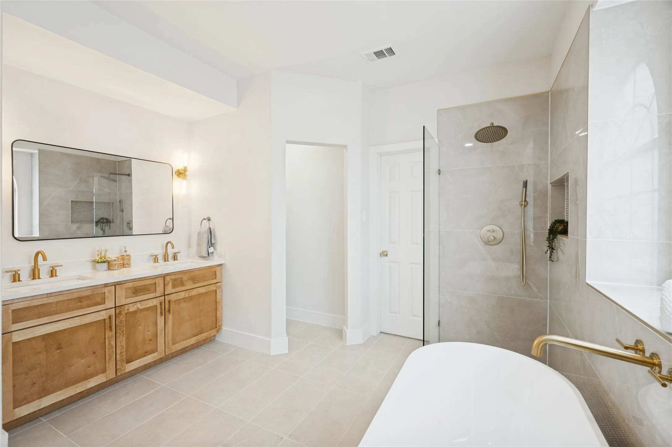 Single Family Residence For Sale in Tarrant County , 8211 Shoshoni Drive, Arlington, Texas 76002, 5 Bedroom, 3 Bathroom, 2 Garage spaces, 2,778 Sqft, built in 2000, mls#21388981, Real Estate Agent in Arlington, Homes For Sale in Tarrant county, Homes For Sale in Arlington, Realtor in Arlington Texas, Real Estate Brokerage Independent Realty Texas, Luminita Cordes Realtor
