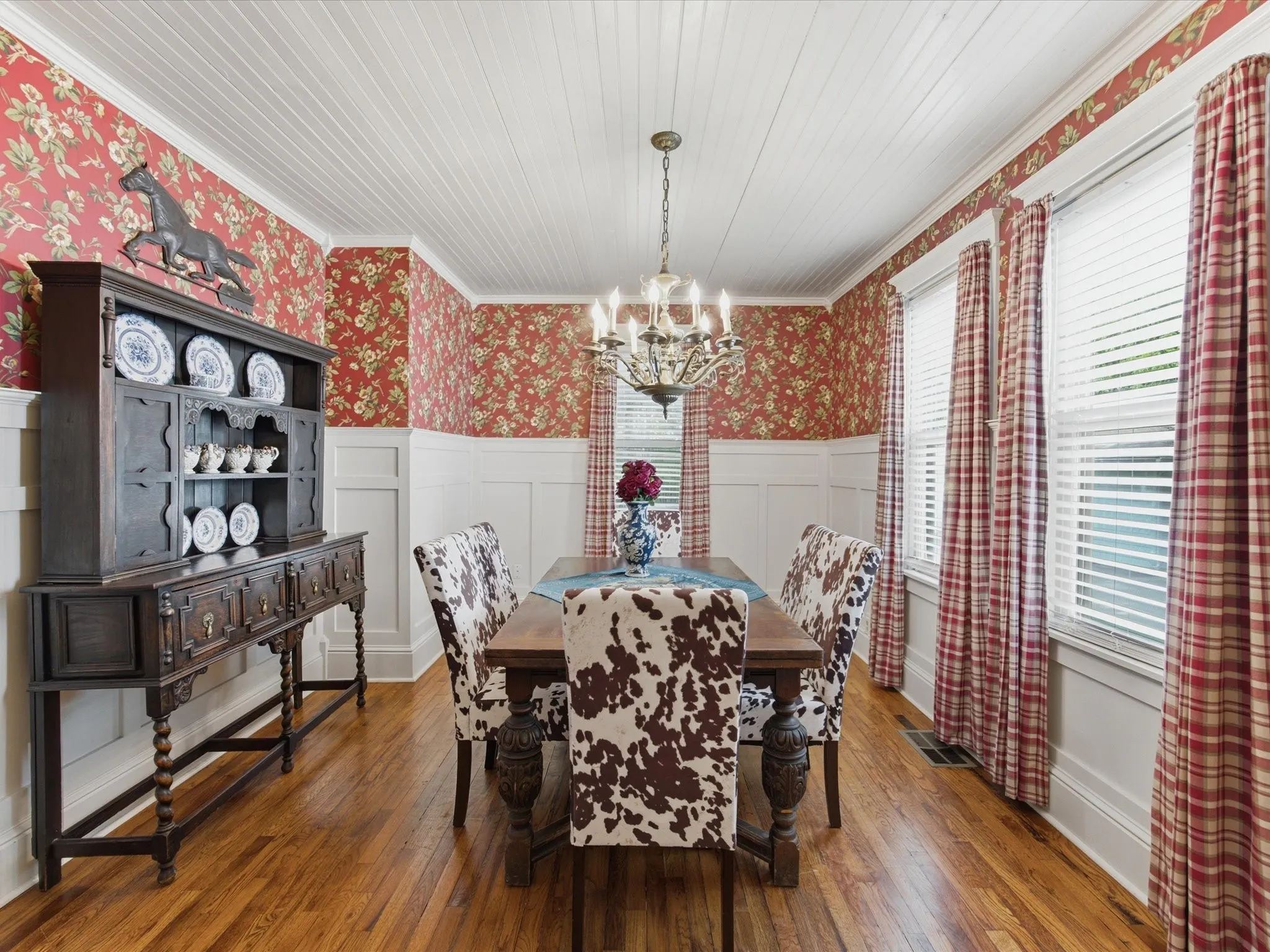 Single Family Residence For Sale in Hood County , 322 W Bridge Street, Granbury, Texas 76048, 2 Bedroom, 3 Bathroom, 2 Garage spaces, 1,554 Sqft, built in 1914, mls#21390570, Real Estate Agent in Granbury, Homes For Sale in Hood county, Homes For Sale in Granbury, Realtor in Granbury Texas, Real Estate Brokerage Independent Realty Texas, Luminita Cordes Realtor