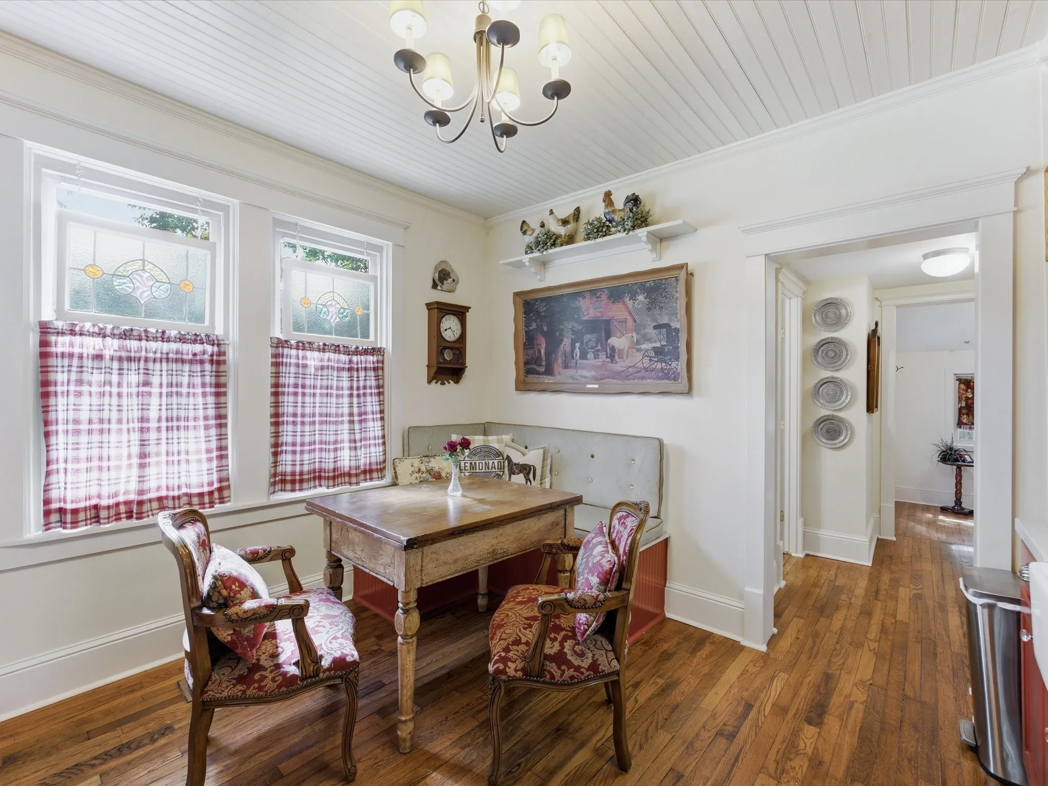 Single Family Residence For Sale in Hood County , 322 W Bridge Street, Granbury, Texas 76048, 2 Bedroom, 3 Bathroom, 2 Garage spaces, 1,554 Sqft, built in 1914, mls#21390570, Real Estate Agent in Granbury, Homes For Sale in Hood county, Homes For Sale in Granbury, Realtor in Granbury Texas, Real Estate Brokerage Independent Realty Texas, Luminita Cordes Realtor