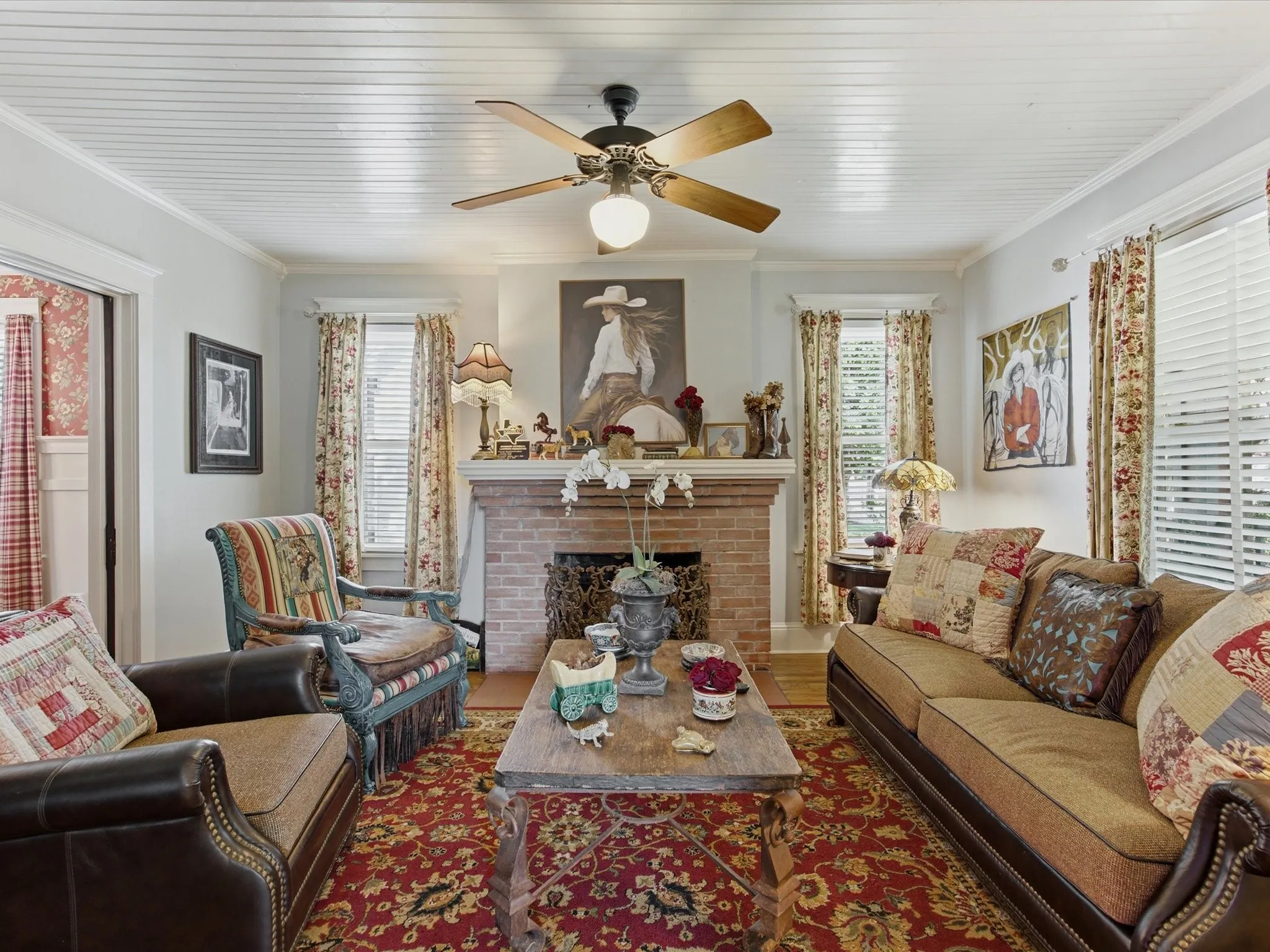 Single Family Residence For Sale in Hood County , 322 W Bridge Street, Granbury, Texas 76048, 2 Bedroom, 3 Bathroom, 2 Garage spaces, 1,554 Sqft, built in 1914, mls#21390570, Real Estate Agent in Granbury, Homes For Sale in Hood county, Homes For Sale in Granbury, Realtor in Granbury Texas, Real Estate Brokerage Independent Realty Texas, Luminita Cordes Realtor