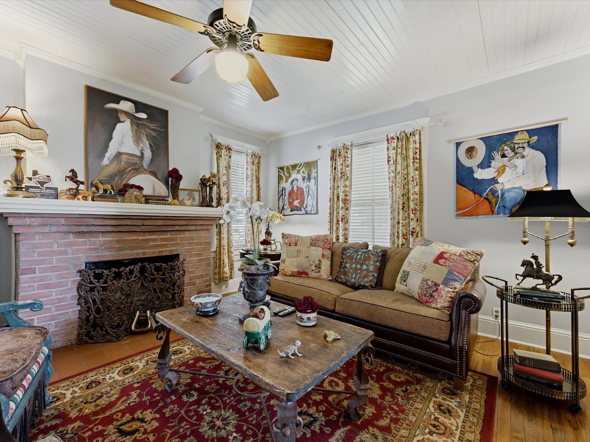 Single Family Residence For Sale in Hood County , 322 W Bridge Street, Granbury, Texas 76048, 2 Bedroom, 3 Bathroom, 2 Garage spaces, 1,554 Sqft, built in 1914, mls#21390570, Real Estate Agent in Granbury, Homes For Sale in Hood county, Homes For Sale in Granbury, Realtor in Granbury Texas, Real Estate Brokerage Independent Realty Texas, Luminita Cordes Realtor