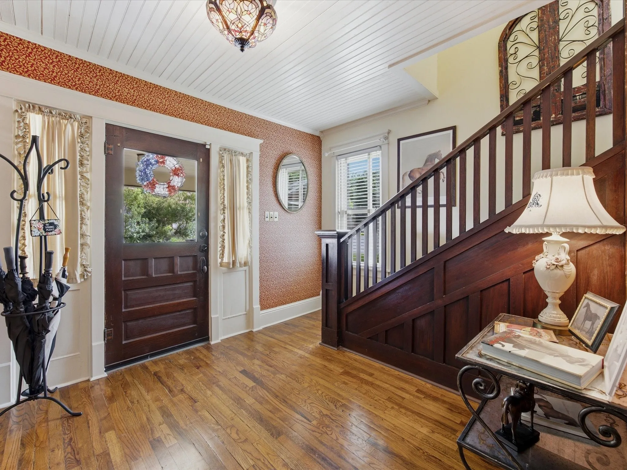 Single Family Residence For Sale in Hood County , 322 W Bridge Street, Granbury, Texas 76048, 2 Bedroom, 3 Bathroom, 2 Garage spaces, 1,554 Sqft, built in 1914, mls#21390570, Real Estate Agent in Granbury, Homes For Sale in Hood county, Homes For Sale in Granbury, Realtor in Granbury Texas, Real Estate Brokerage Independent Realty Texas, Luminita Cordes Realtor