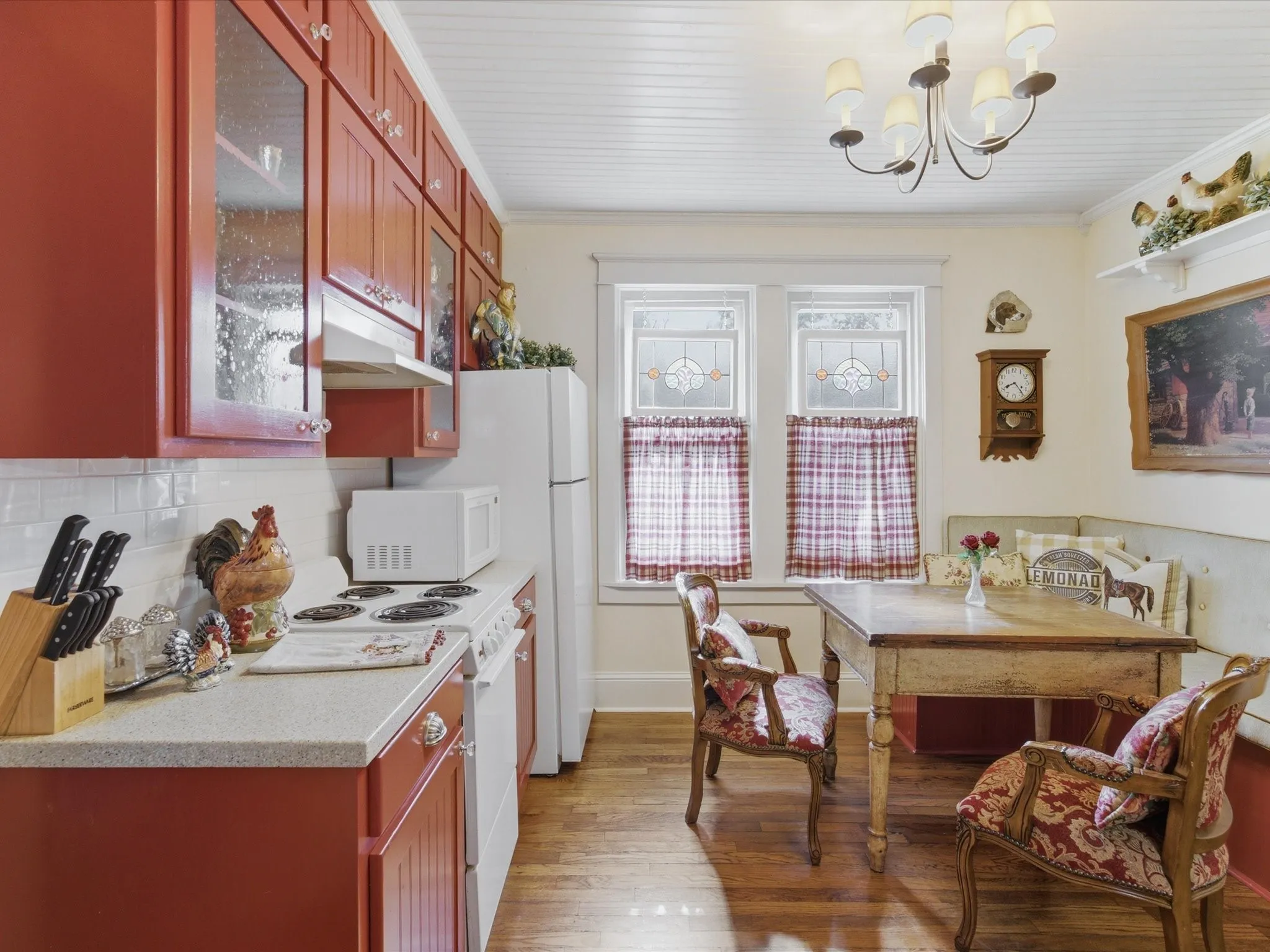 Single Family Residence For Sale in Hood County , 322 W Bridge Street, Granbury, Texas 76048, 2 Bedroom, 3 Bathroom, 2 Garage spaces, 1,554 Sqft, built in 1914, mls#21390570, Real Estate Agent in Granbury, Homes For Sale in Hood county, Homes For Sale in Granbury, Realtor in Granbury Texas, Real Estate Brokerage Independent Realty Texas, Luminita Cordes Realtor