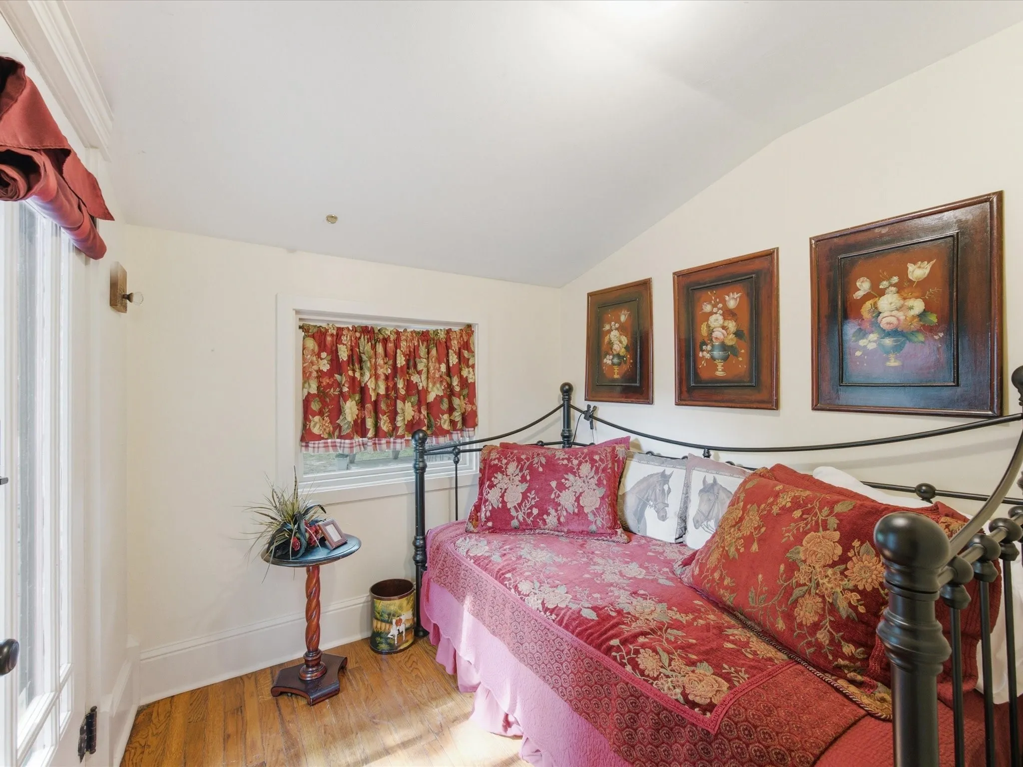 Single Family Residence For Sale in Hood County , 322 W Bridge Street, Granbury, Texas 76048, 2 Bedroom, 3 Bathroom, 2 Garage spaces, 1,554 Sqft, built in 1914, mls#21390570, Real Estate Agent in Granbury, Homes For Sale in Hood county, Homes For Sale in Granbury, Realtor in Granbury Texas, Real Estate Brokerage Independent Realty Texas, Luminita Cordes Realtor