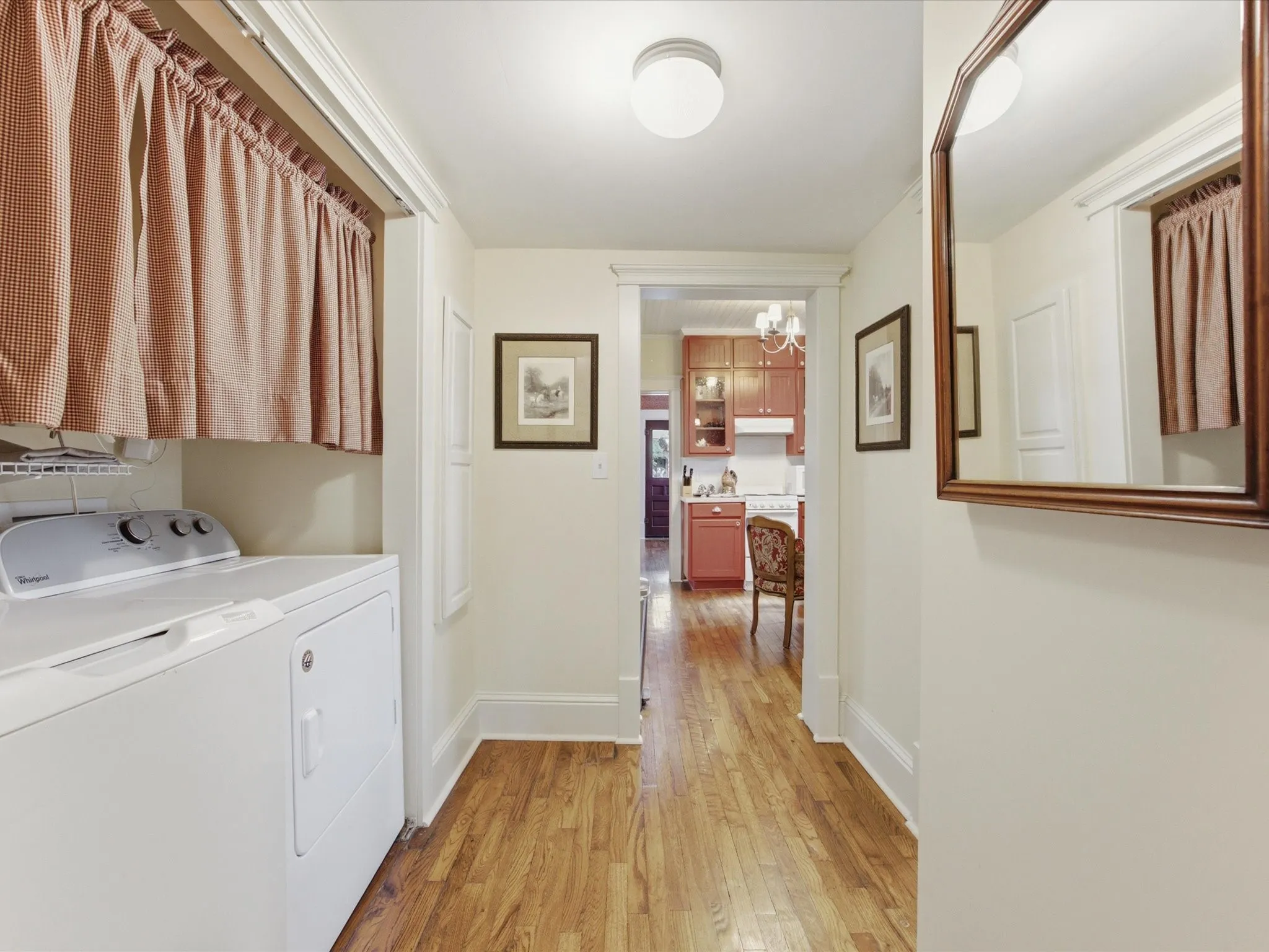 Single Family Residence For Sale in Hood County , 322 W Bridge Street, Granbury, Texas 76048, 2 Bedroom, 3 Bathroom, 2 Garage spaces, 1,554 Sqft, built in 1914, mls#21390570, Real Estate Agent in Granbury, Homes For Sale in Hood county, Homes For Sale in Granbury, Realtor in Granbury Texas, Real Estate Brokerage Independent Realty Texas, Luminita Cordes Realtor