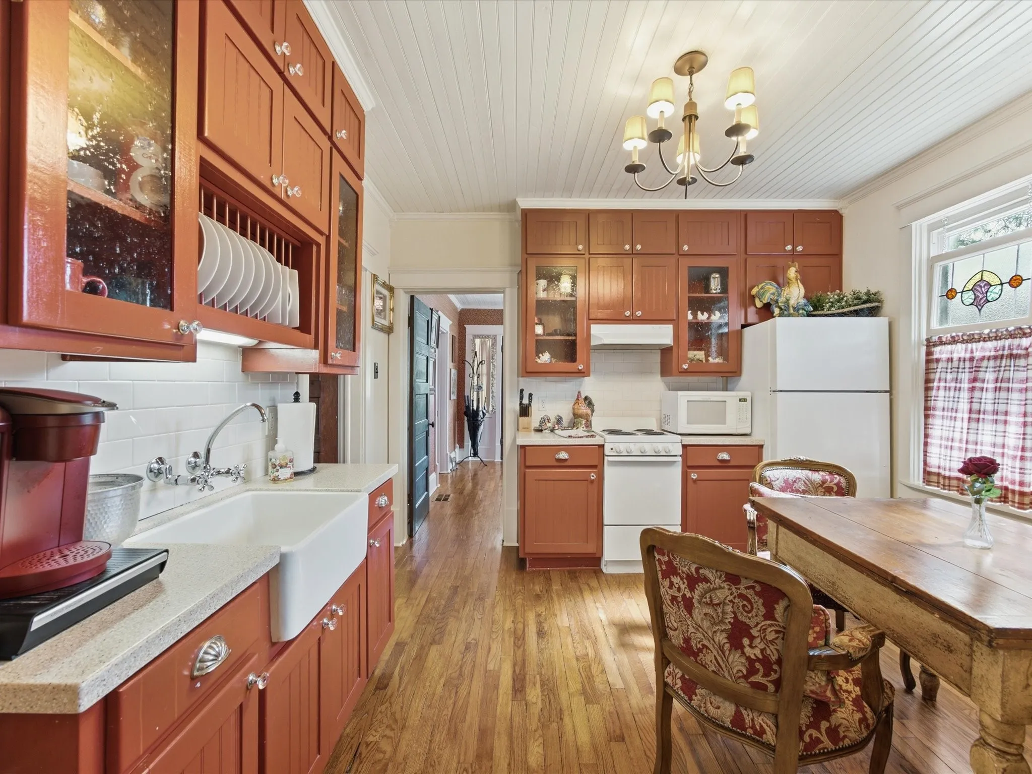Single Family Residence For Sale in Hood County , 322 W Bridge Street, Granbury, Texas 76048, 2 Bedroom, 3 Bathroom, 2 Garage spaces, 1,554 Sqft, built in 1914, mls#21390570, Real Estate Agent in Granbury, Homes For Sale in Hood county, Homes For Sale in Granbury, Realtor in Granbury Texas, Real Estate Brokerage Independent Realty Texas, Luminita Cordes Realtor
