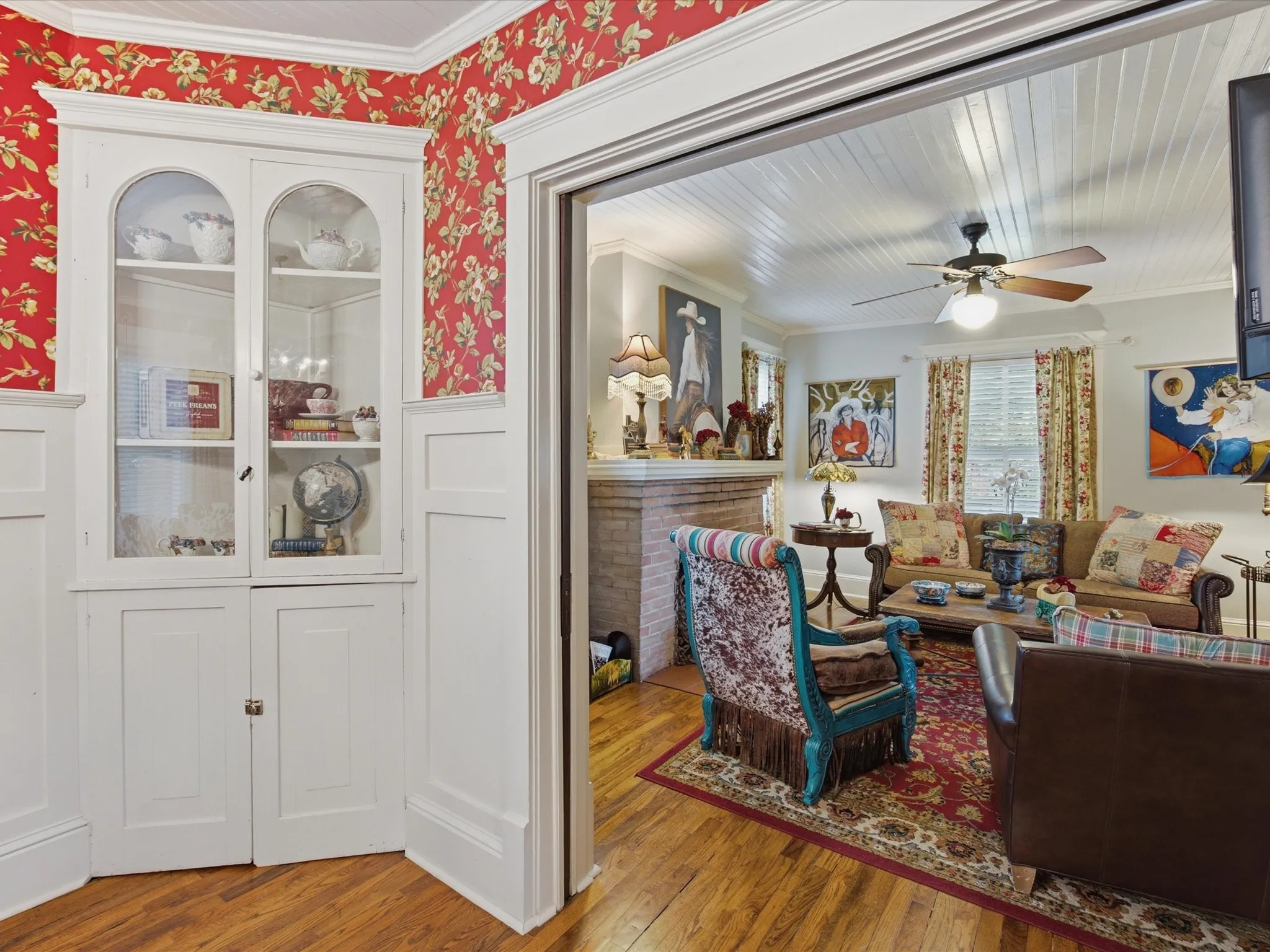 Single Family Residence For Sale in Hood County , 322 W Bridge Street, Granbury, Texas 76048, 2 Bedroom, 3 Bathroom, 2 Garage spaces, 1,554 Sqft, built in 1914, mls#21390570, Real Estate Agent in Granbury, Homes For Sale in Hood county, Homes For Sale in Granbury, Realtor in Granbury Texas, Real Estate Brokerage Independent Realty Texas, Luminita Cordes Realtor