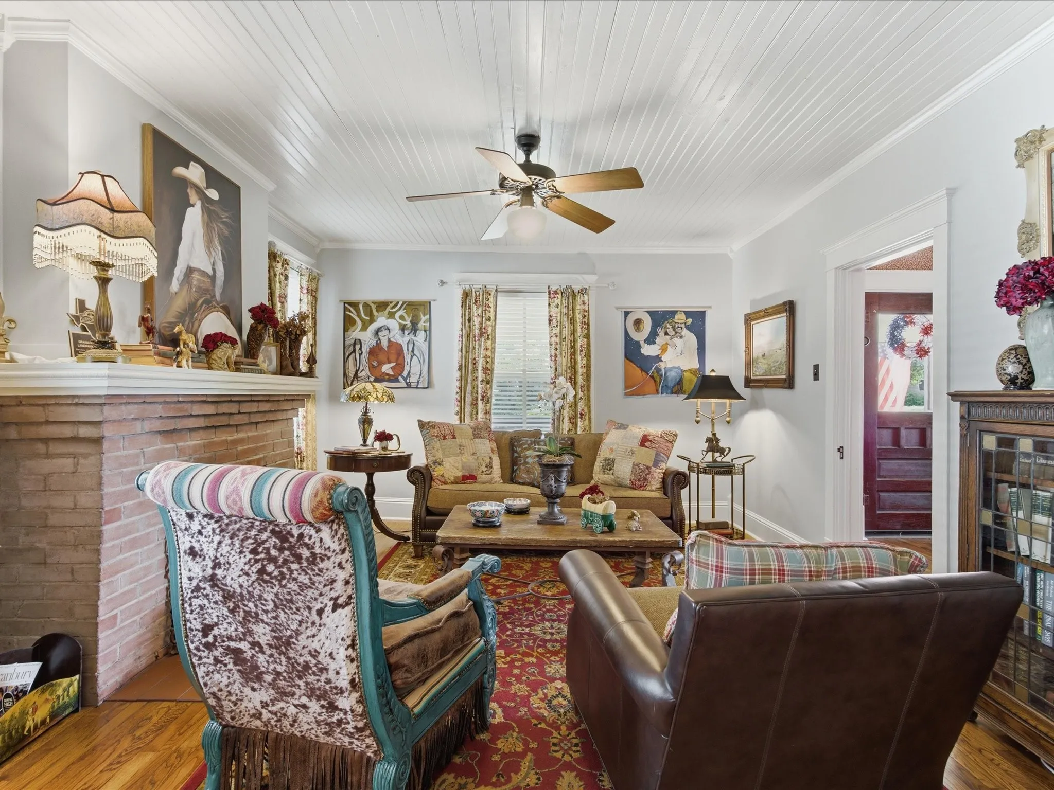 Single Family Residence For Sale in Hood County , 322 W Bridge Street, Granbury, Texas 76048, 2 Bedroom, 3 Bathroom, 2 Garage spaces, 1,554 Sqft, built in 1914, mls#21390570, Real Estate Agent in Granbury, Homes For Sale in Hood county, Homes For Sale in Granbury, Realtor in Granbury Texas, Real Estate Brokerage Independent Realty Texas, Luminita Cordes Realtor
