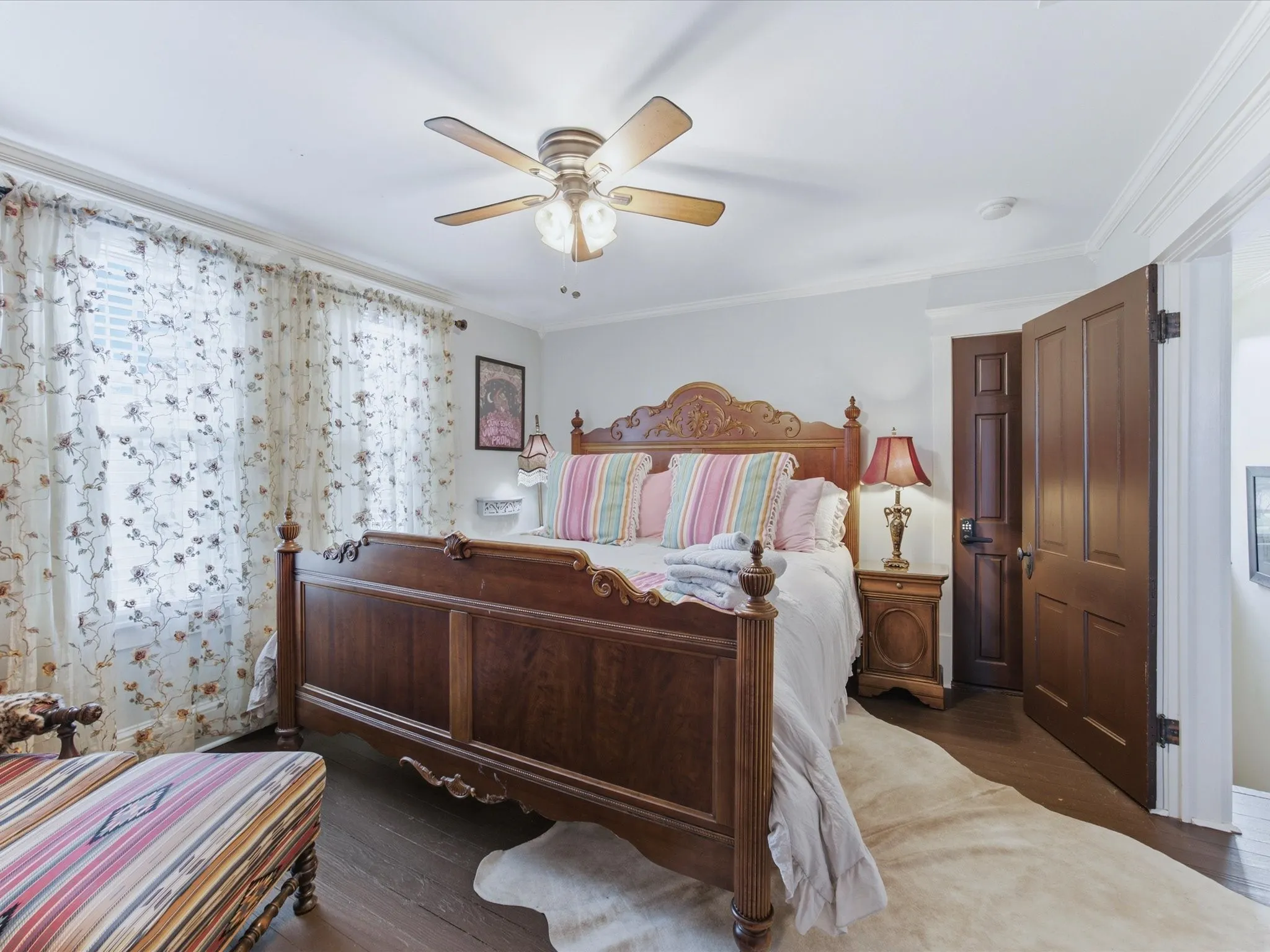 Single Family Residence For Sale in Hood County , 322 W Bridge Street, Granbury, Texas 76048, 2 Bedroom, 3 Bathroom, 2 Garage spaces, 1,554 Sqft, built in 1914, mls#21390570, Real Estate Agent in Granbury, Homes For Sale in Hood county, Homes For Sale in Granbury, Realtor in Granbury Texas, Real Estate Brokerage Independent Realty Texas, Luminita Cordes Realtor