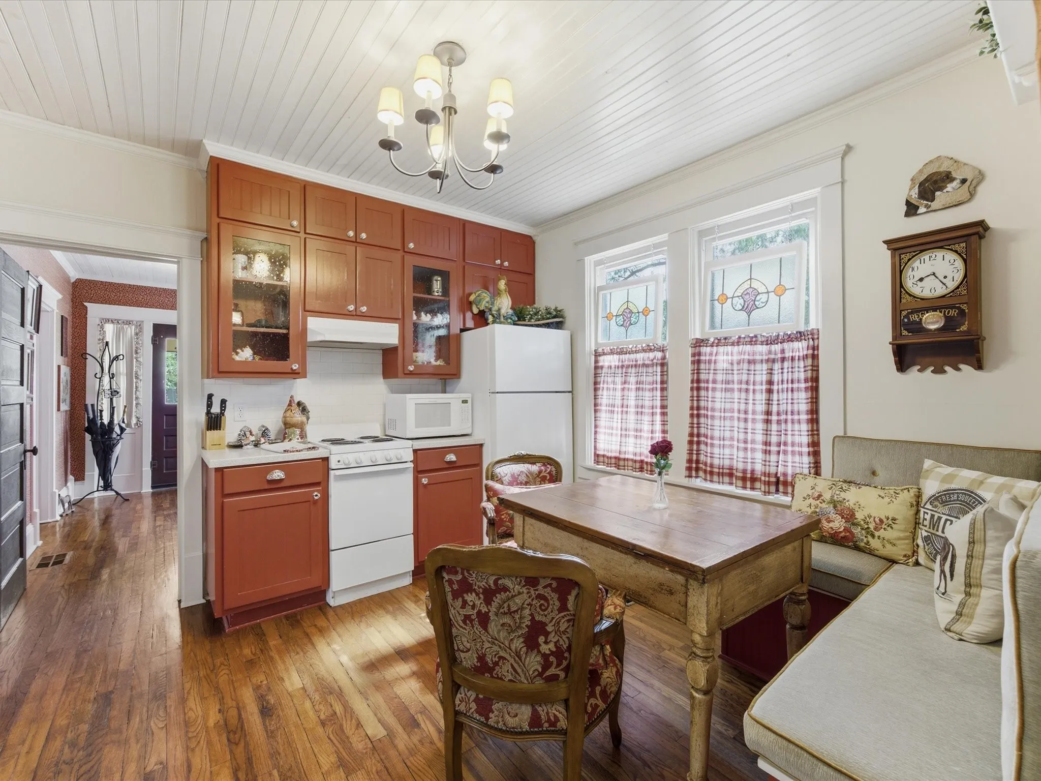 Single Family Residence For Sale in Hood County , 322 W Bridge Street, Granbury, Texas 76048, 2 Bedroom, 3 Bathroom, 2 Garage spaces, 1,554 Sqft, built in 1914, mls#21390570, Real Estate Agent in Granbury, Homes For Sale in Hood county, Homes For Sale in Granbury, Realtor in Granbury Texas, Real Estate Brokerage Independent Realty Texas, Luminita Cordes Realtor