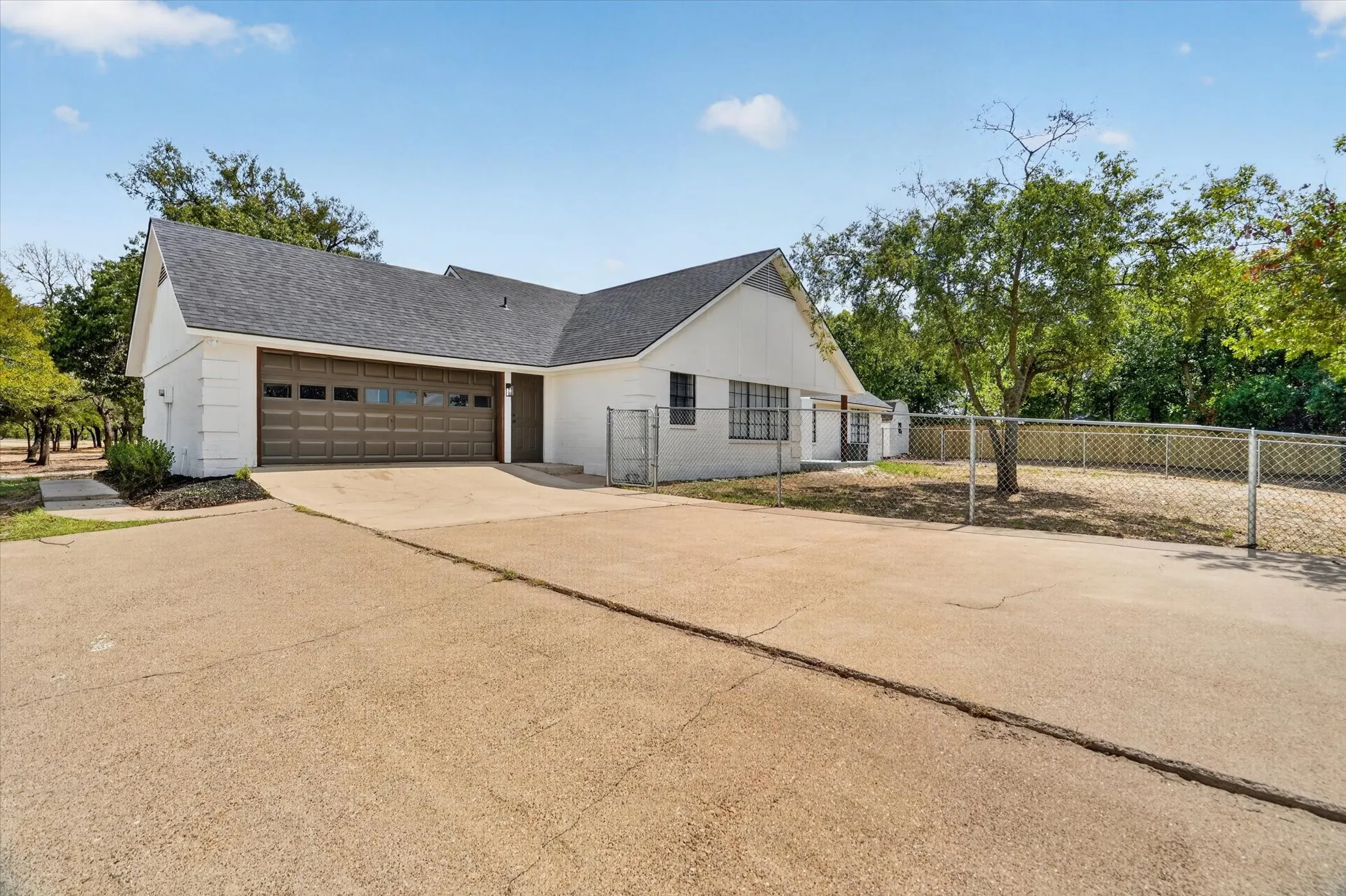 Single Family Residence For Sale in Parker County , 111 Woodcrest Street, Weatherford, Texas 76087, 3 Bedroom, 2 Bathroom, 2 Garage spaces, 1,968 Sqft, built in 1978, mls#21390509, Real Estate Agent in Weatherford, Homes For Sale in Parker county, Homes For Sale in Weatherford, Realtor in Weatherford Texas, Real Estate Brokerage Independent Realty Texas, Luminita Cordes Realtor