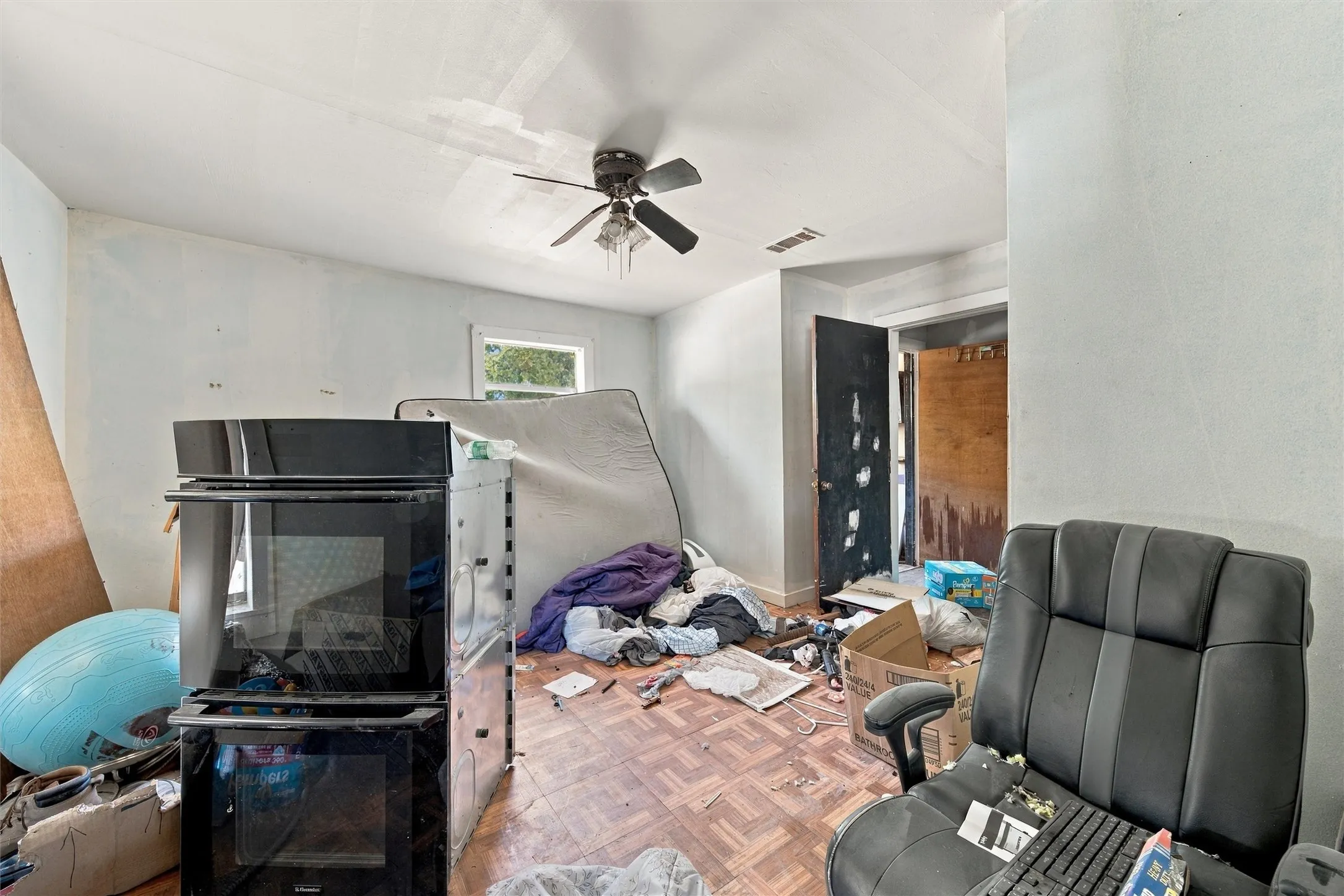 Single Family Residence For Sale in Mc Lennan County , 204 Eagle Drive, Bruceville Eddy, Texas 76524, 3 Bedroom, 2 Bathroom, Garage spaces, 1,384 Sqft, built in 1934, mls#21388672, Real Estate Agent in Bruceville Eddy, Homes For Sale in Mc Lennan county, Homes For Sale in Bruceville Eddy, Realtor in Bruceville Eddy Texas, Real Estate Brokerage Independent Realty Texas, Luminita Cordes Realtor