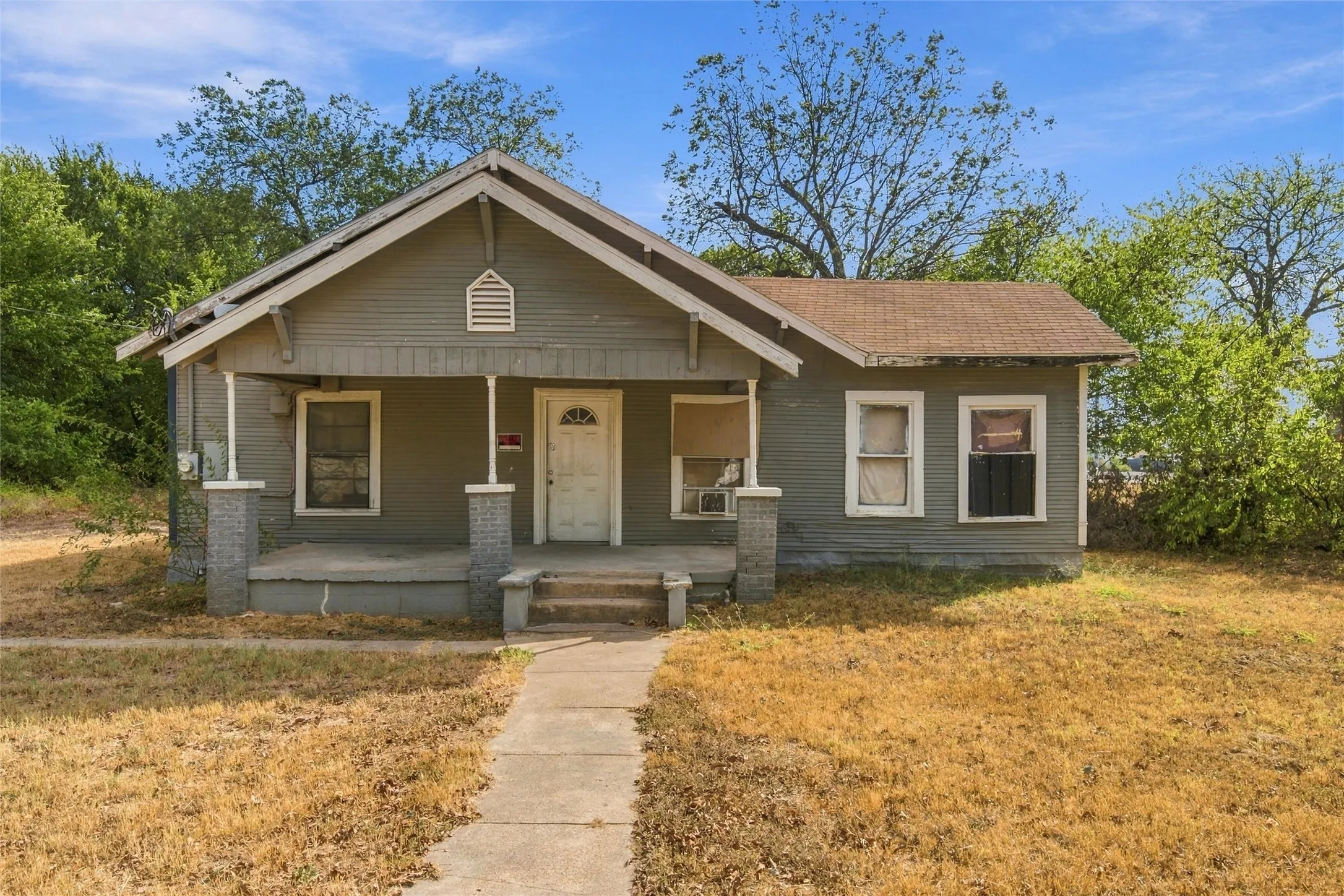 Single Family Residence For Sale in Mc Lennan County , 204 Eagle Drive, Bruceville Eddy, Texas 76524, 3 Bedroom, 2 Bathroom, Garage spaces, 1,384 Sqft, built in 1934, mls#21388672, Real Estate Agent in Bruceville Eddy, Homes For Sale in Mc Lennan county, Homes For Sale in Bruceville Eddy, Realtor in Bruceville Eddy Texas, Real Estate Brokerage Independent Realty Texas, Luminita Cordes Realtor