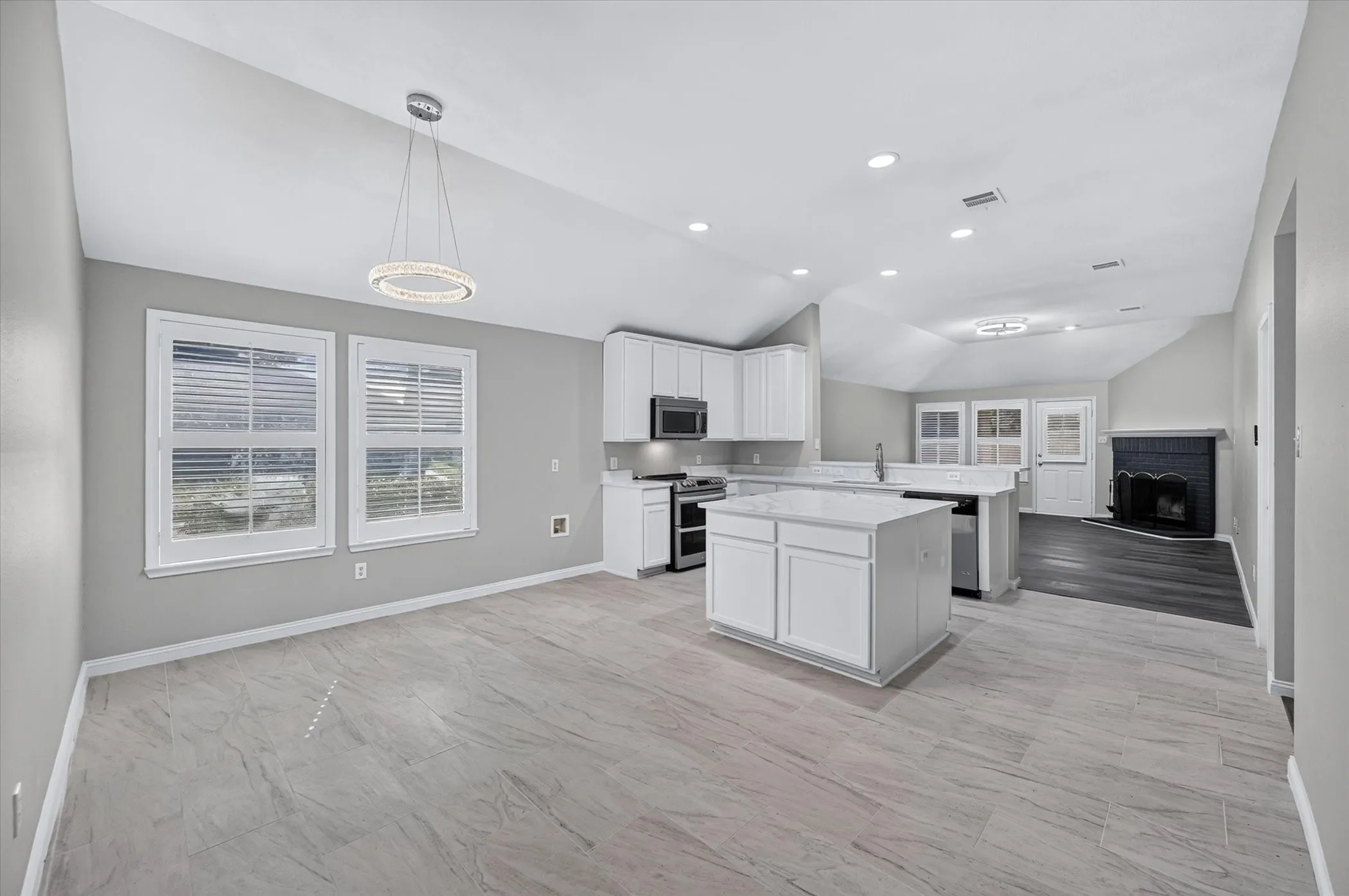 Single Family Residence For Sale in Tarrant County , 3203 Yeltes, Grand Prairie, Texas 75054, 3 Bedroom, 2 Bathroom, 2 Garage spaces, 1,829 Sqft, built in 2005, mls#21389302, Real Estate Agent in Grand Prairie, Homes For Sale in Tarrant county, Homes For Sale in Grand Prairie, Realtor in Grand Prairie Texas, Real Estate Brokerage Independent Realty Texas, Luminita Cordes Realtor