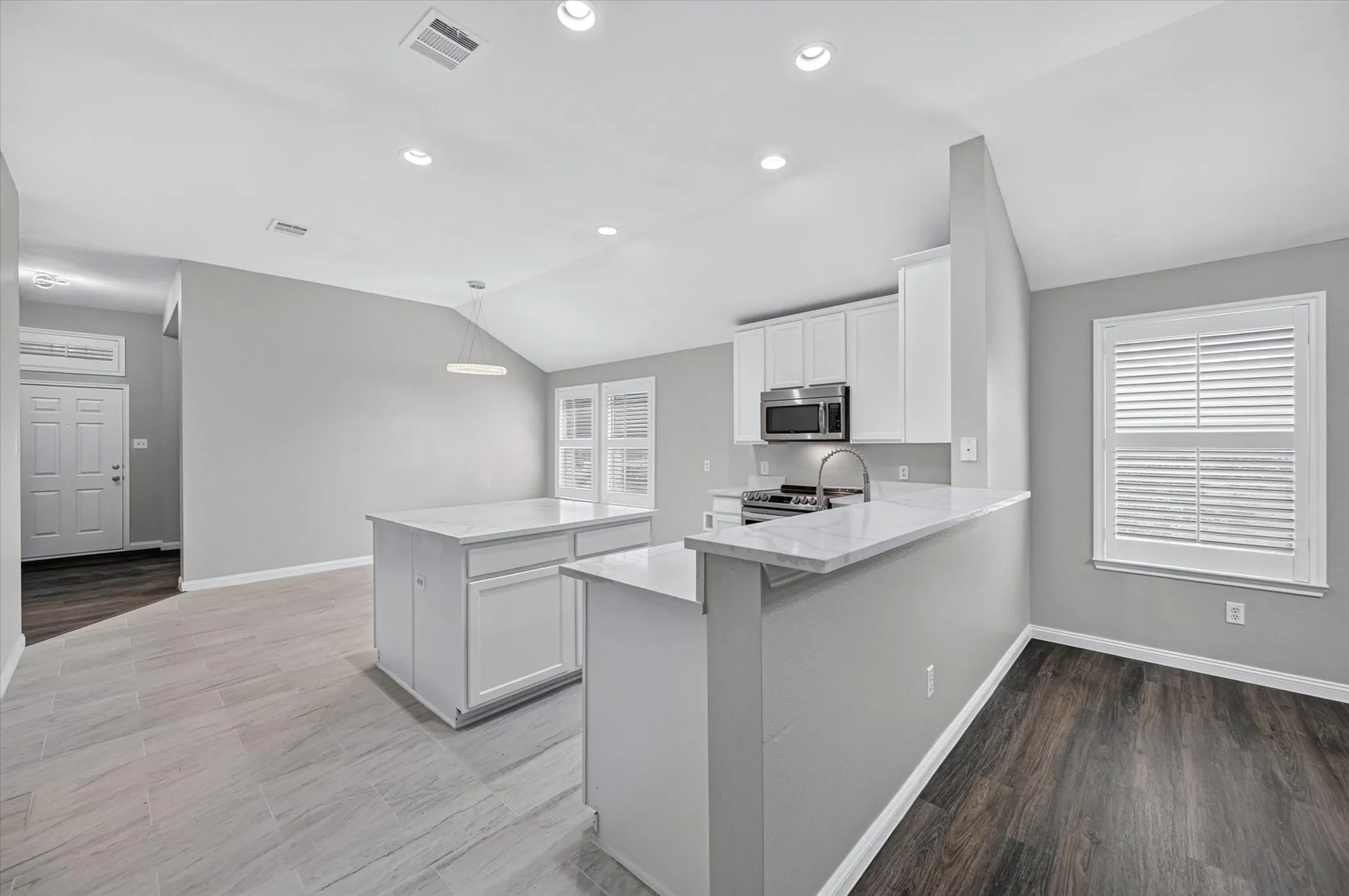 Single Family Residence For Sale in Tarrant County , 3203 Yeltes, Grand Prairie, Texas 75054, 3 Bedroom, 2 Bathroom, 2 Garage spaces, 1,829 Sqft, built in 2005, mls#21389302, Real Estate Agent in Grand Prairie, Homes For Sale in Tarrant county, Homes For Sale in Grand Prairie, Realtor in Grand Prairie Texas, Real Estate Brokerage Independent Realty Texas, Luminita Cordes Realtor