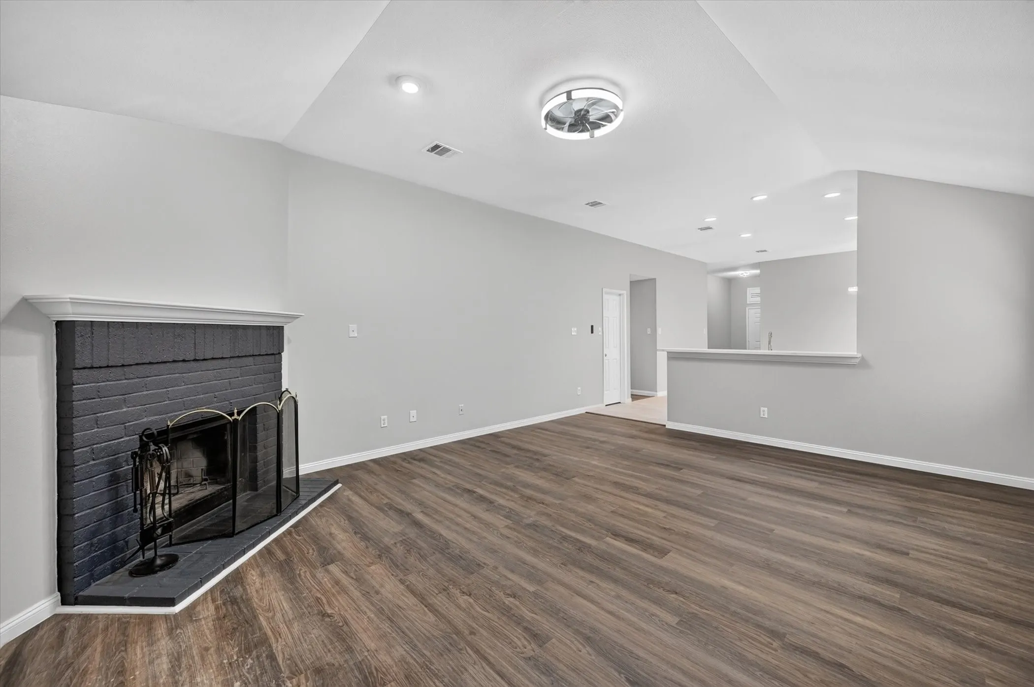 Single Family Residence For Sale in Tarrant County , 3203 Yeltes, Grand Prairie, Texas 75054, 3 Bedroom, 2 Bathroom, 2 Garage spaces, 1,829 Sqft, built in 2005, mls#21389302, Real Estate Agent in Grand Prairie, Homes For Sale in Tarrant county, Homes For Sale in Grand Prairie, Realtor in Grand Prairie Texas, Real Estate Brokerage Independent Realty Texas, Luminita Cordes Realtor