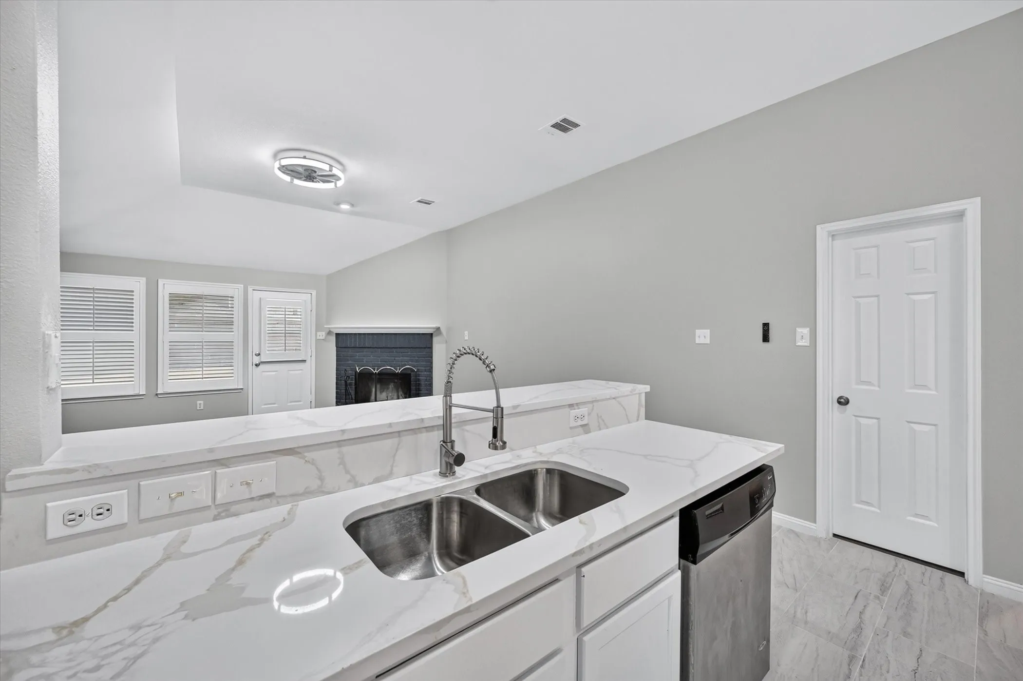 Single Family Residence For Sale in Tarrant County , 3203 Yeltes, Grand Prairie, Texas 75054, 3 Bedroom, 2 Bathroom, 2 Garage spaces, 1,829 Sqft, built in 2005, mls#21389302, Real Estate Agent in Grand Prairie, Homes For Sale in Tarrant county, Homes For Sale in Grand Prairie, Realtor in Grand Prairie Texas, Real Estate Brokerage Independent Realty Texas, Luminita Cordes Realtor