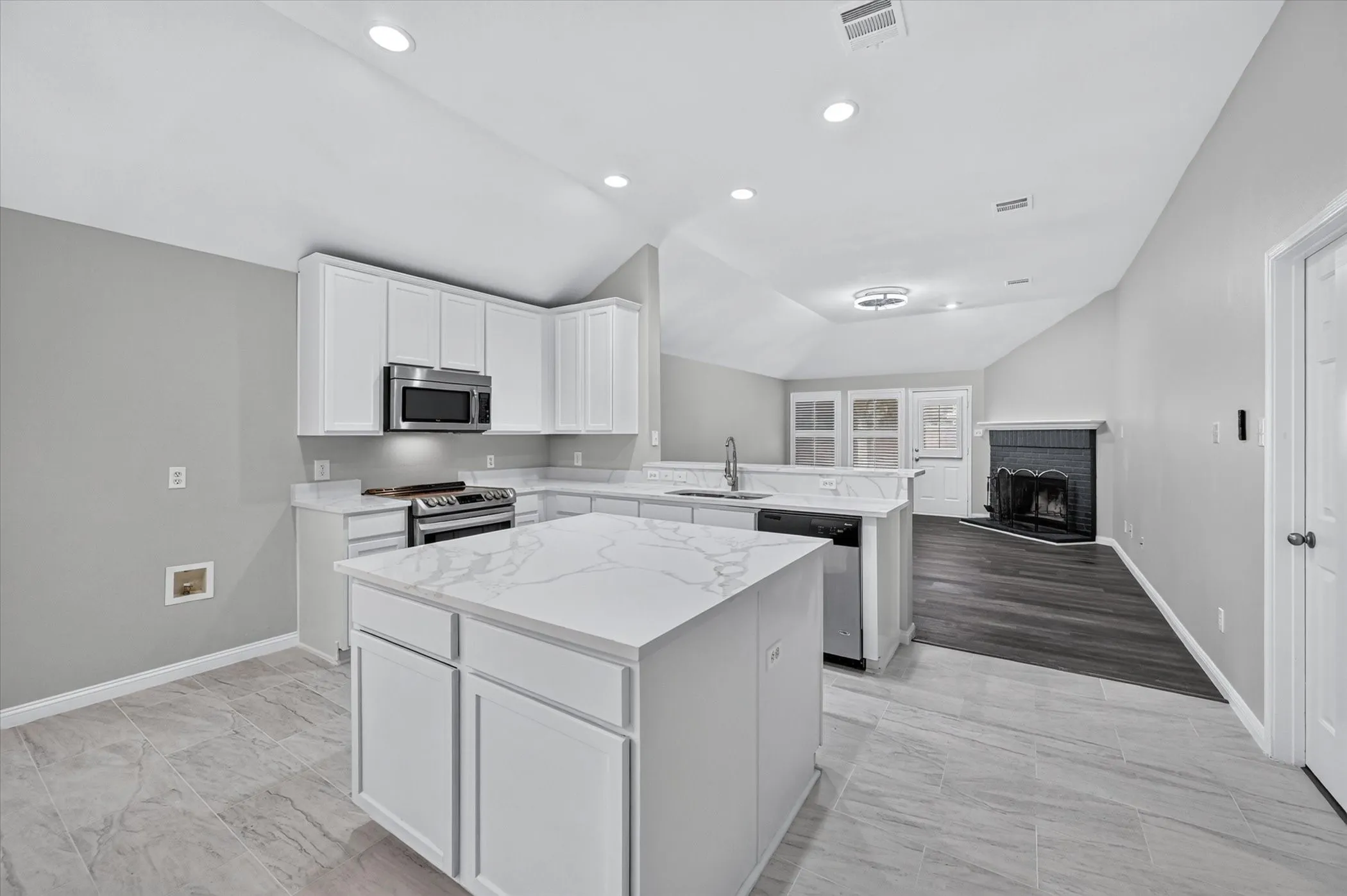 Single Family Residence For Sale in Tarrant County , 3203 Yeltes, Grand Prairie, Texas 75054, 3 Bedroom, 2 Bathroom, 2 Garage spaces, 1,829 Sqft, built in 2005, mls#21389302, Real Estate Agent in Grand Prairie, Homes For Sale in Tarrant county, Homes For Sale in Grand Prairie, Realtor in Grand Prairie Texas, Real Estate Brokerage Independent Realty Texas, Luminita Cordes Realtor