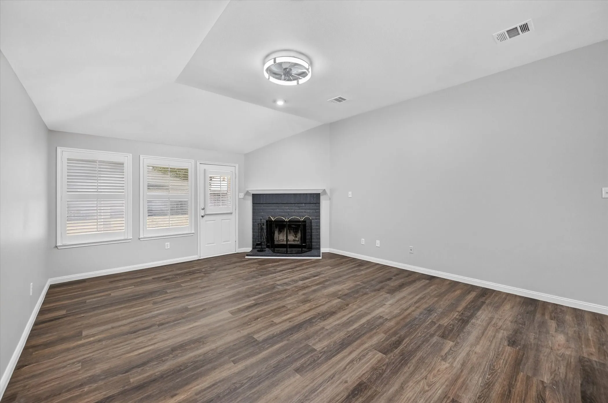 Single Family Residence For Sale in Tarrant County , 3203 Yeltes, Grand Prairie, Texas 75054, 3 Bedroom, 2 Bathroom, 2 Garage spaces, 1,829 Sqft, built in 2005, mls#21389302, Real Estate Agent in Grand Prairie, Homes For Sale in Tarrant county, Homes For Sale in Grand Prairie, Realtor in Grand Prairie Texas, Real Estate Brokerage Independent Realty Texas, Luminita Cordes Realtor