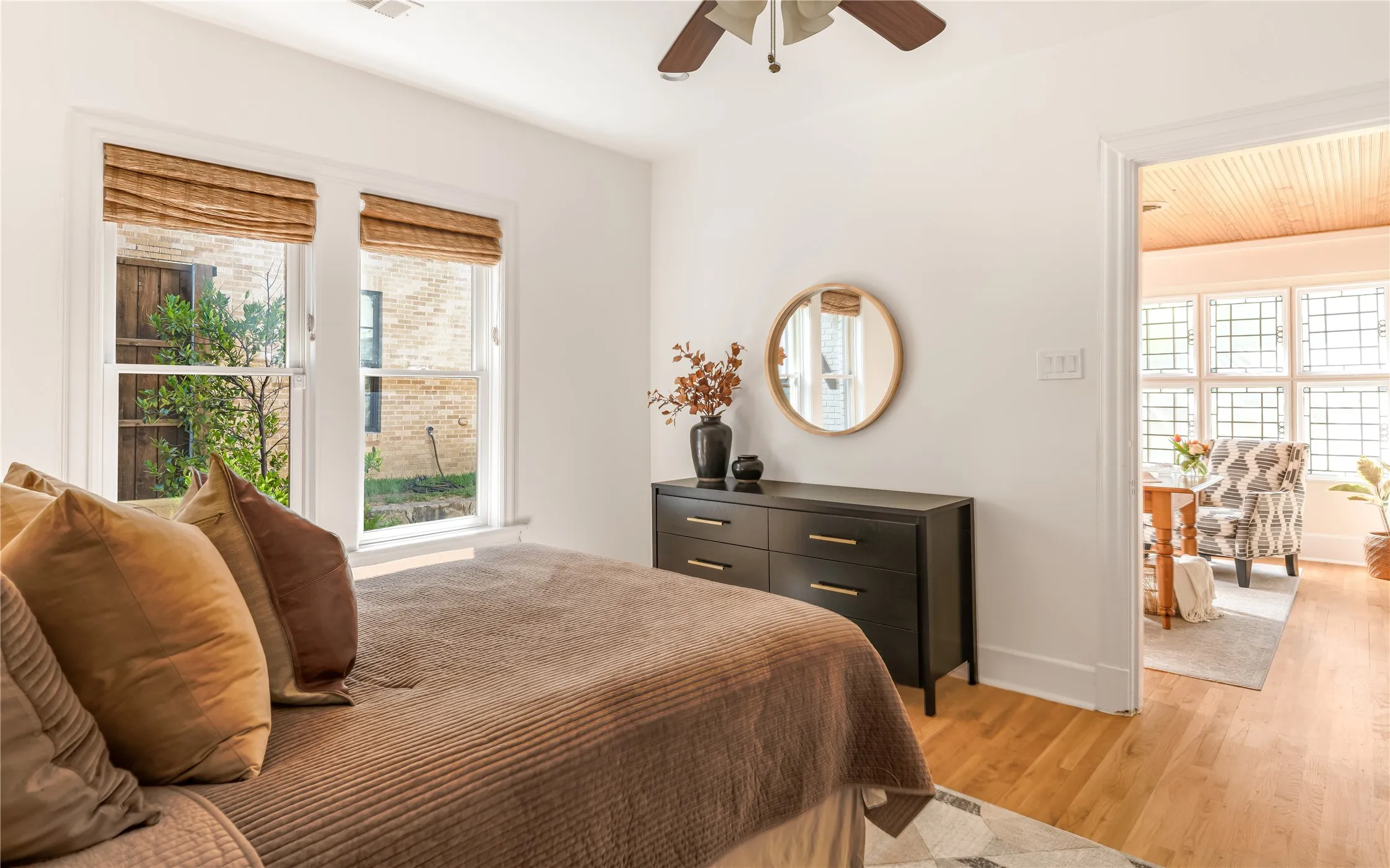 Single Family Residence For Sale in Dallas County , 5539 Ridgedale Avenue, Dallas, Texas 75206, 4 Bedroom, 4 Bathroom, 2 Garage spaces, 3,087 Sqft, built in 1926, mls#21388982, Real Estate Agent in Dallas, Homes For Sale in Dallas county, Homes For Sale in Dallas, Realtor in Dallas Texas, Real Estate Brokerage Independent Realty Texas, Luminita Cordes Realtor