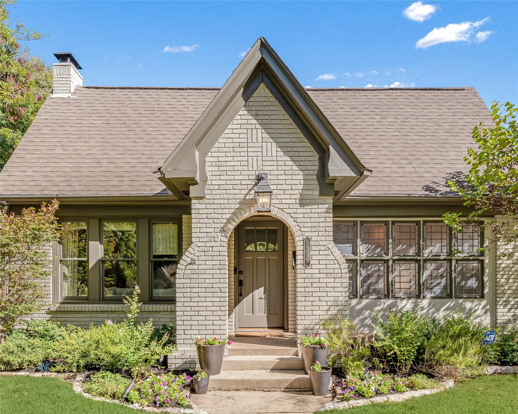 Single Family Residence For Sale in Dallas County , 5539 Ridgedale Avenue, Dallas, Texas 75206, 4 Bedroom, 4 Bathroom, 2 Garage spaces, 3,087 Sqft, built in 1926, mls#21388982, Real Estate Agent in Dallas, Homes For Sale in Dallas county, Homes For Sale in Dallas, Realtor in Dallas Texas, Real Estate Brokerage Independent Realty Texas, Luminita Cordes Realtor
