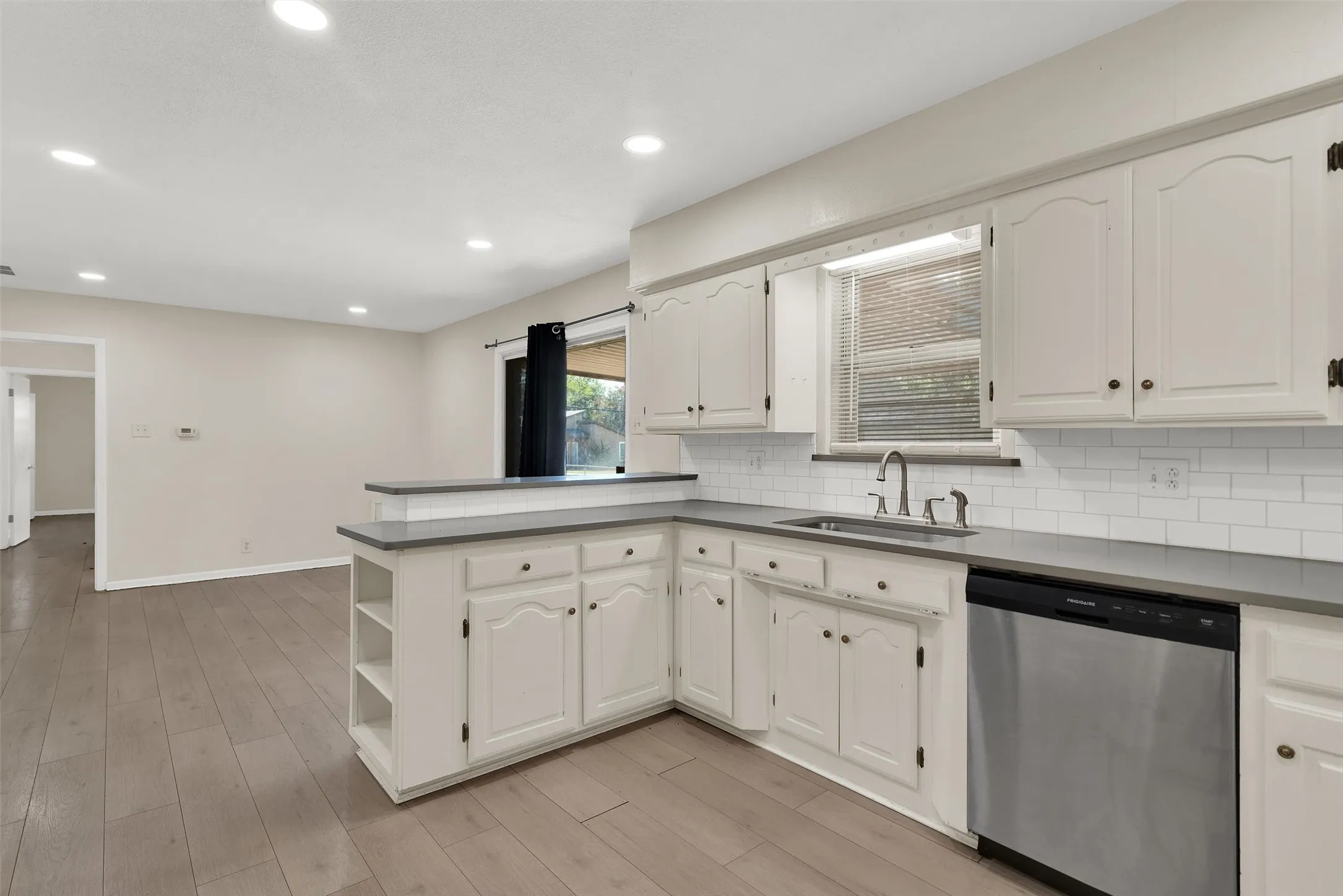 Single Family Residence For Sale in Grayson County , 2500 W Elm Street, Denison, Texas 75020, 3 Bedroom, 2 Bathroom, 2 Garage spaces, 1,377 Sqft, built in 1964, mls#21390565, Real Estate Agent in Denison, Homes For Sale in Grayson county, Homes For Sale in Denison, Realtor in Denison Texas, Real Estate Brokerage Independent Realty Texas, Luminita Cordes Realtor
