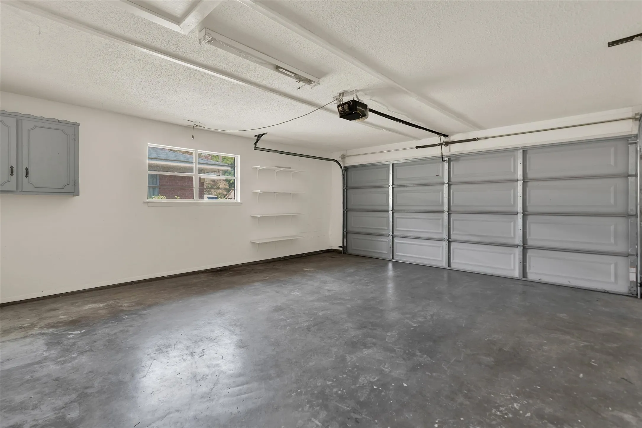 Single Family Residence For Sale in Grayson County , 2500 W Elm Street, Denison, Texas 75020, 3 Bedroom, 2 Bathroom, 2 Garage spaces, 1,377 Sqft, built in 1964, mls#21390565, Real Estate Agent in Denison, Homes For Sale in Grayson county, Homes For Sale in Denison, Realtor in Denison Texas, Real Estate Brokerage Independent Realty Texas, Luminita Cordes Realtor