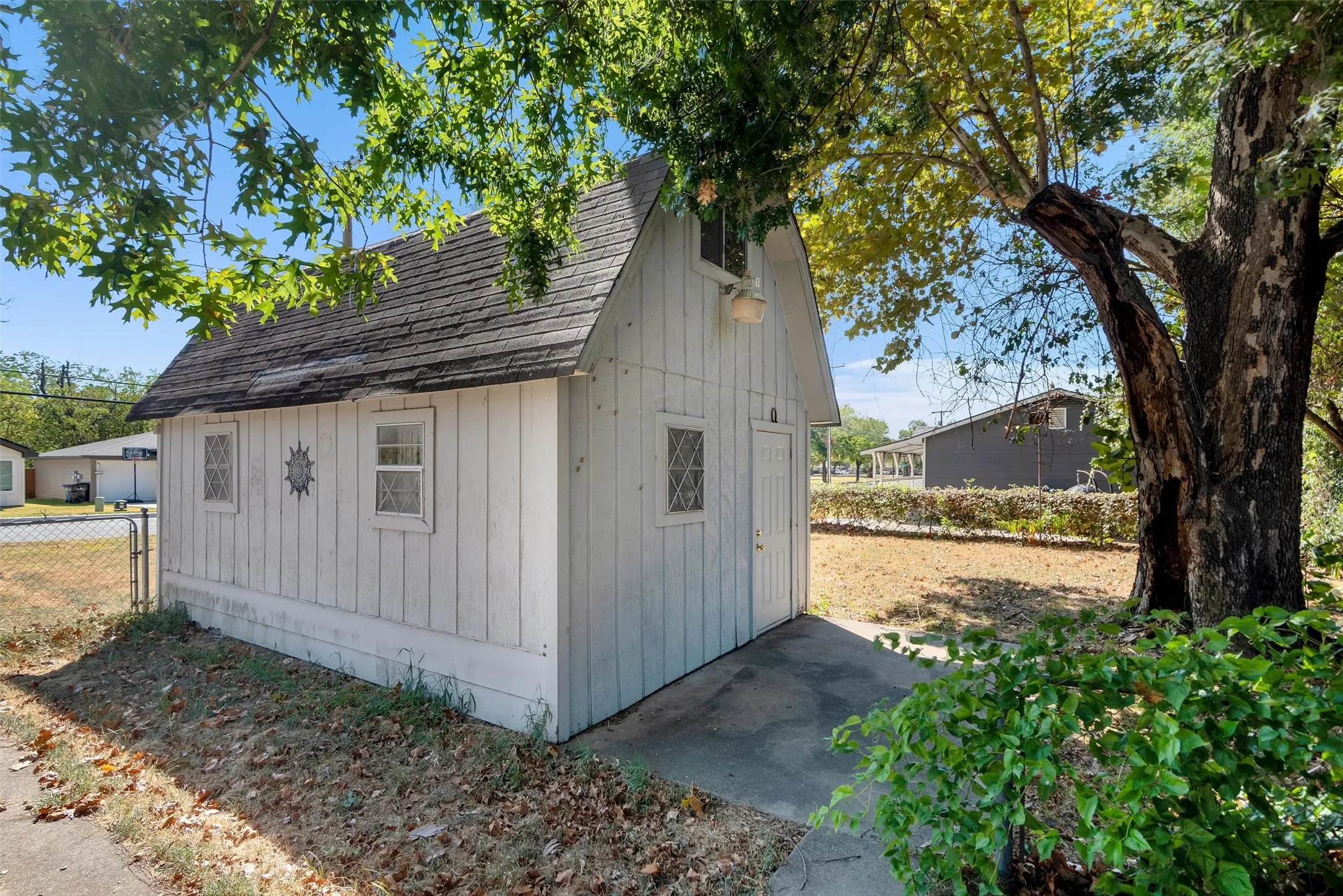 Single Family Residence For Sale in Grayson County , 2500 W Elm Street, Denison, Texas 75020, 3 Bedroom, 2 Bathroom, 2 Garage spaces, 1,377 Sqft, built in 1964, mls#21390565, Real Estate Agent in Denison, Homes For Sale in Grayson county, Homes For Sale in Denison, Realtor in Denison Texas, Real Estate Brokerage Independent Realty Texas, Luminita Cordes Realtor