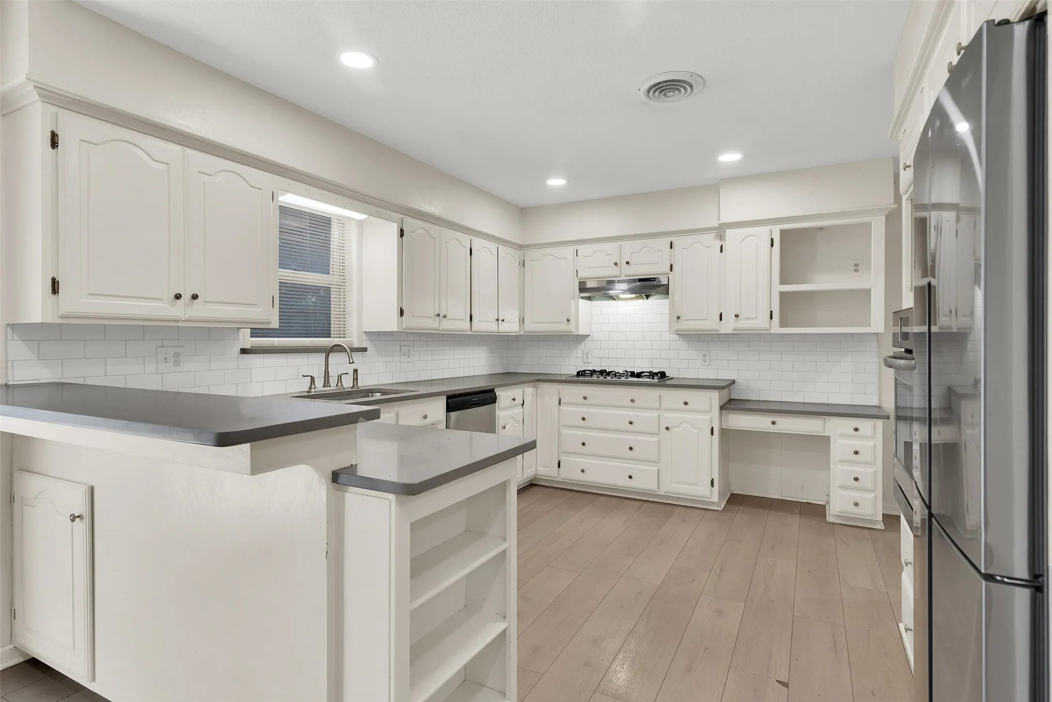 Single Family Residence For Sale in Grayson County , 2500 W Elm Street, Denison, Texas 75020, 3 Bedroom, 2 Bathroom, 2 Garage spaces, 1,377 Sqft, built in 1964, mls#21390565, Real Estate Agent in Denison, Homes For Sale in Grayson county, Homes For Sale in Denison, Realtor in Denison Texas, Real Estate Brokerage Independent Realty Texas, Luminita Cordes Realtor